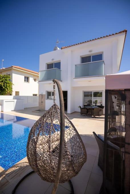 Hubstay - Blue Harmony Villa in Protaras - 5 min Walk to the Beach