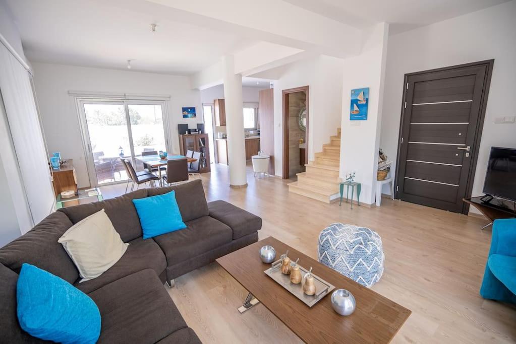 Hubstay - Blue Harmony Villa in Protaras - 5 min Walk to the Beach