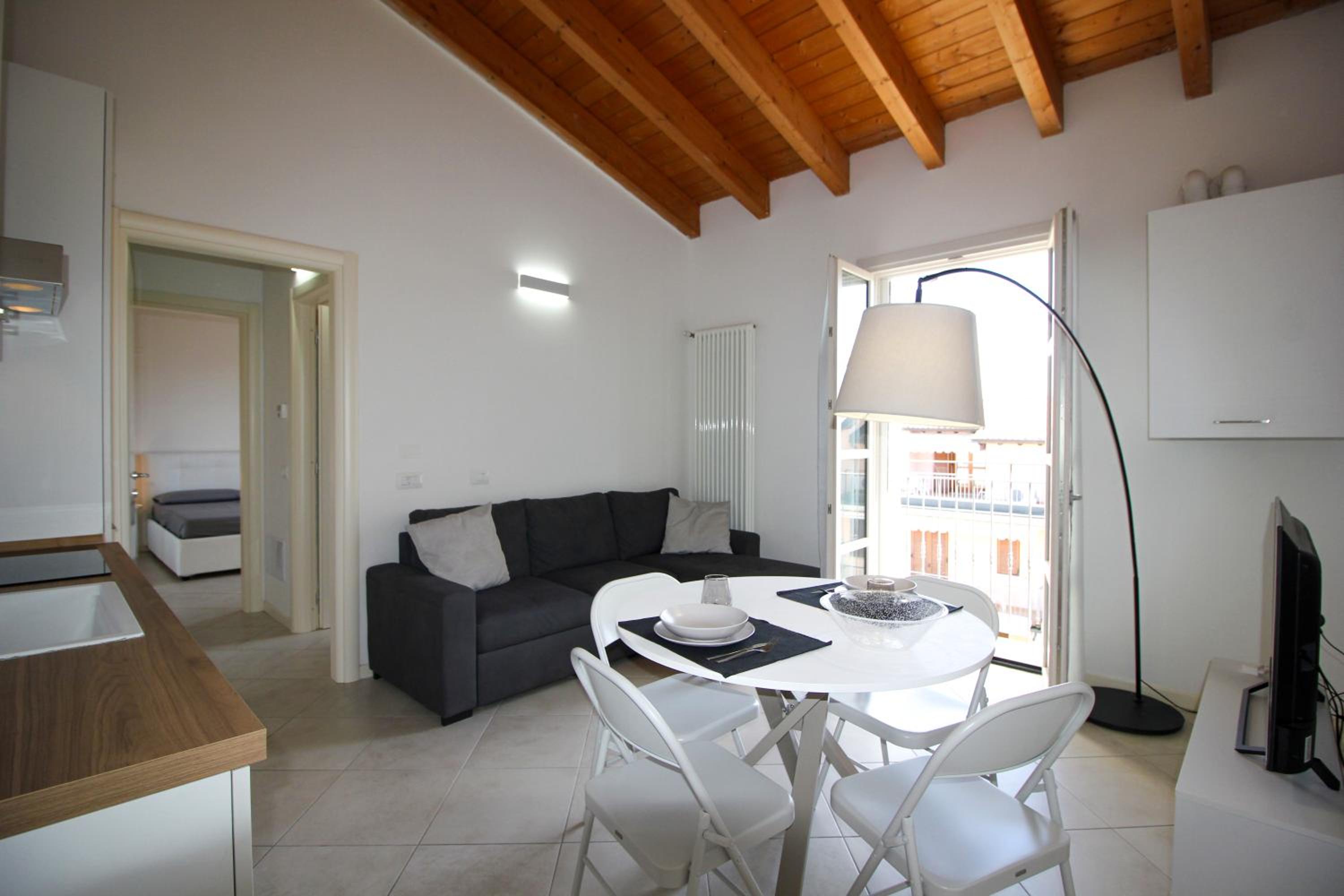 Ginny House Lake - charming flat with pool