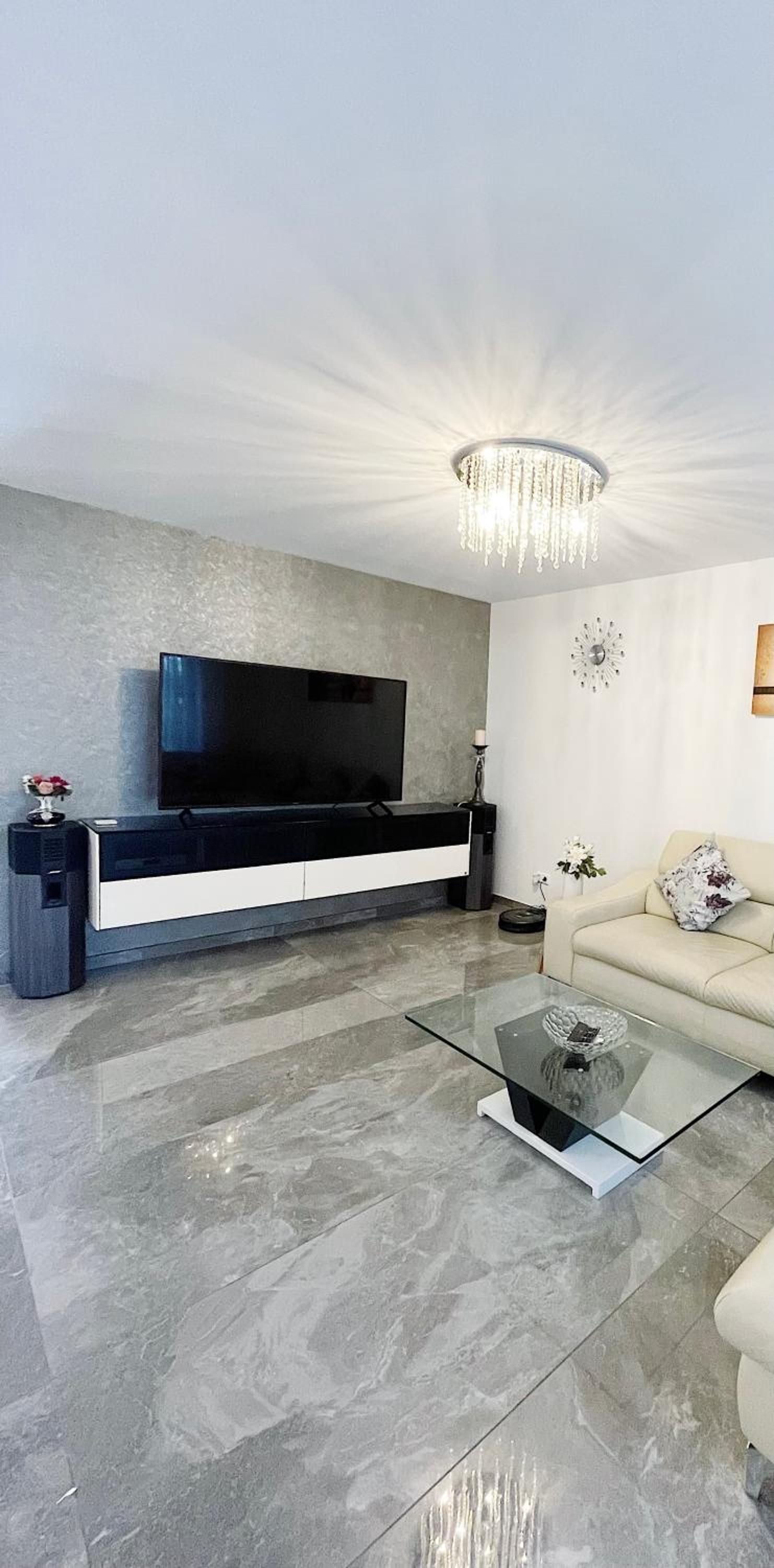 Luxury Wohnung mit Großem Bett und Schlafsofa Luxuriös Ausgestattet mit schöne Terrasse und Garten!