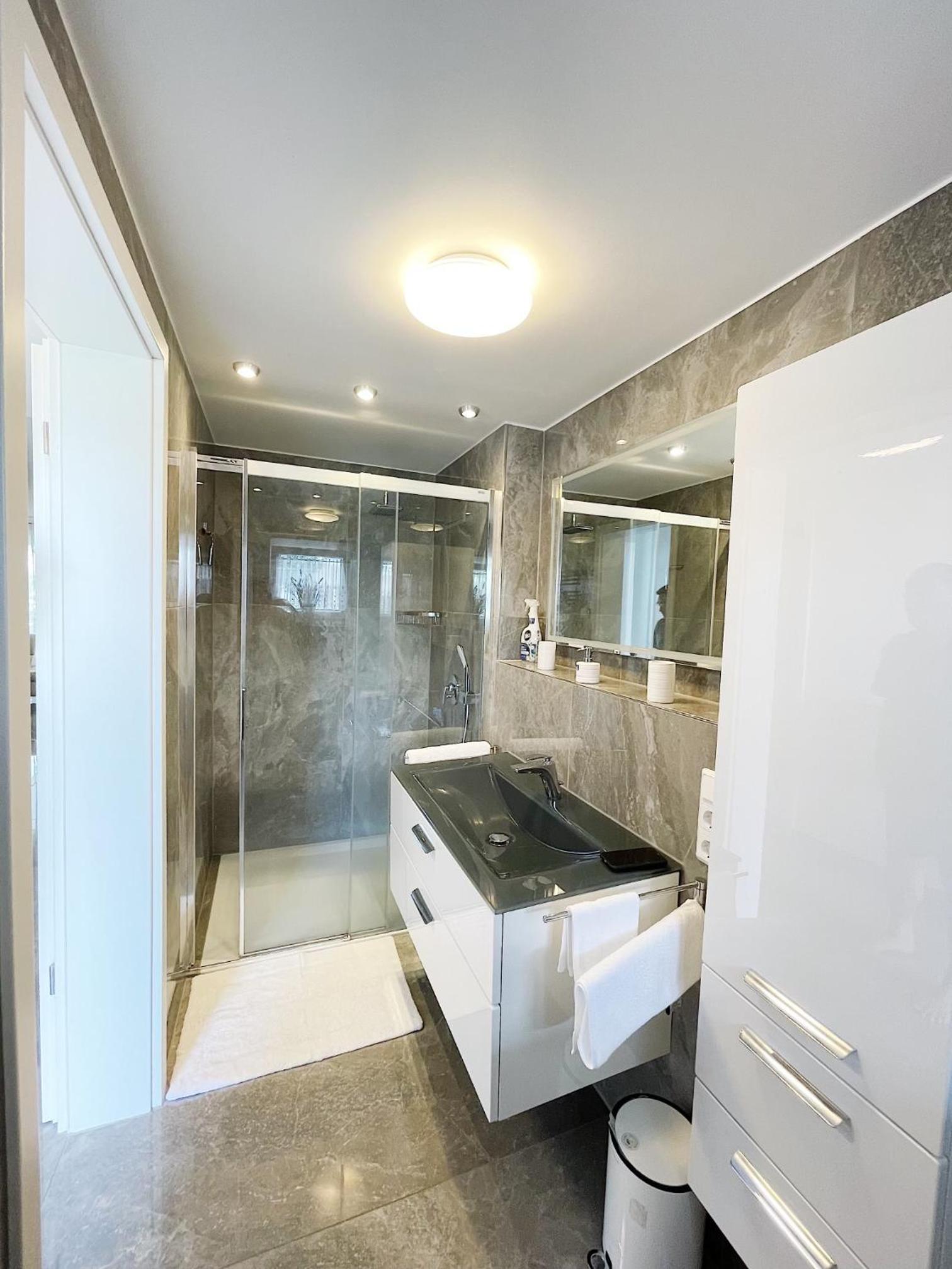 Luxury Wohnung mit Großem Bett und Schlafsofa Luxuriös Ausgestattet mit schöne Terrasse und Garten!