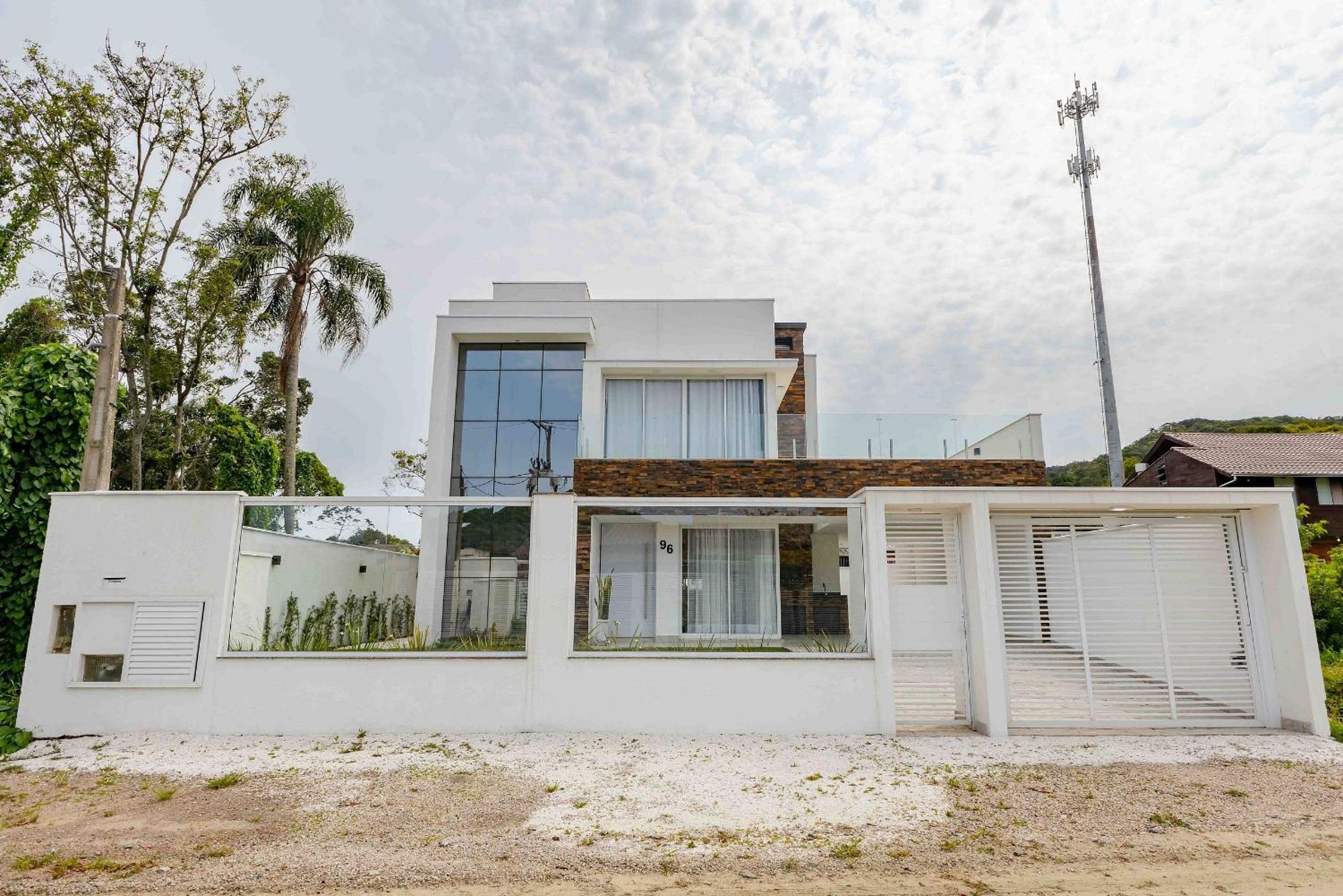 Maravilhosa casa alto padrão na praia de Zimbros
