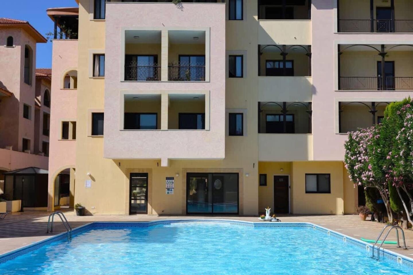 Queens Gardens Paradise Vip, Pool, Mall, Sea