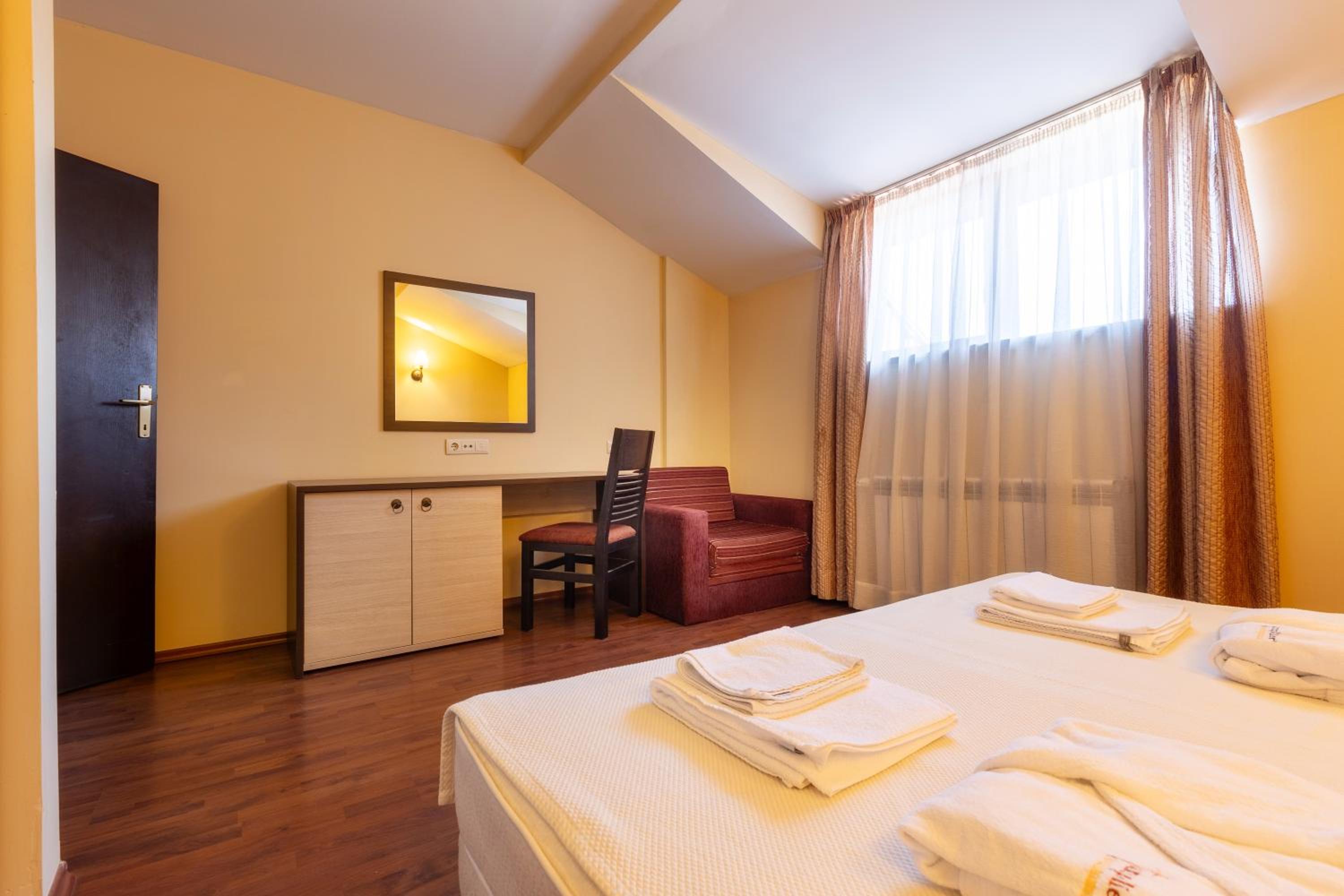 Exclusive two-floor 3-bedrooms apartment on the top floor