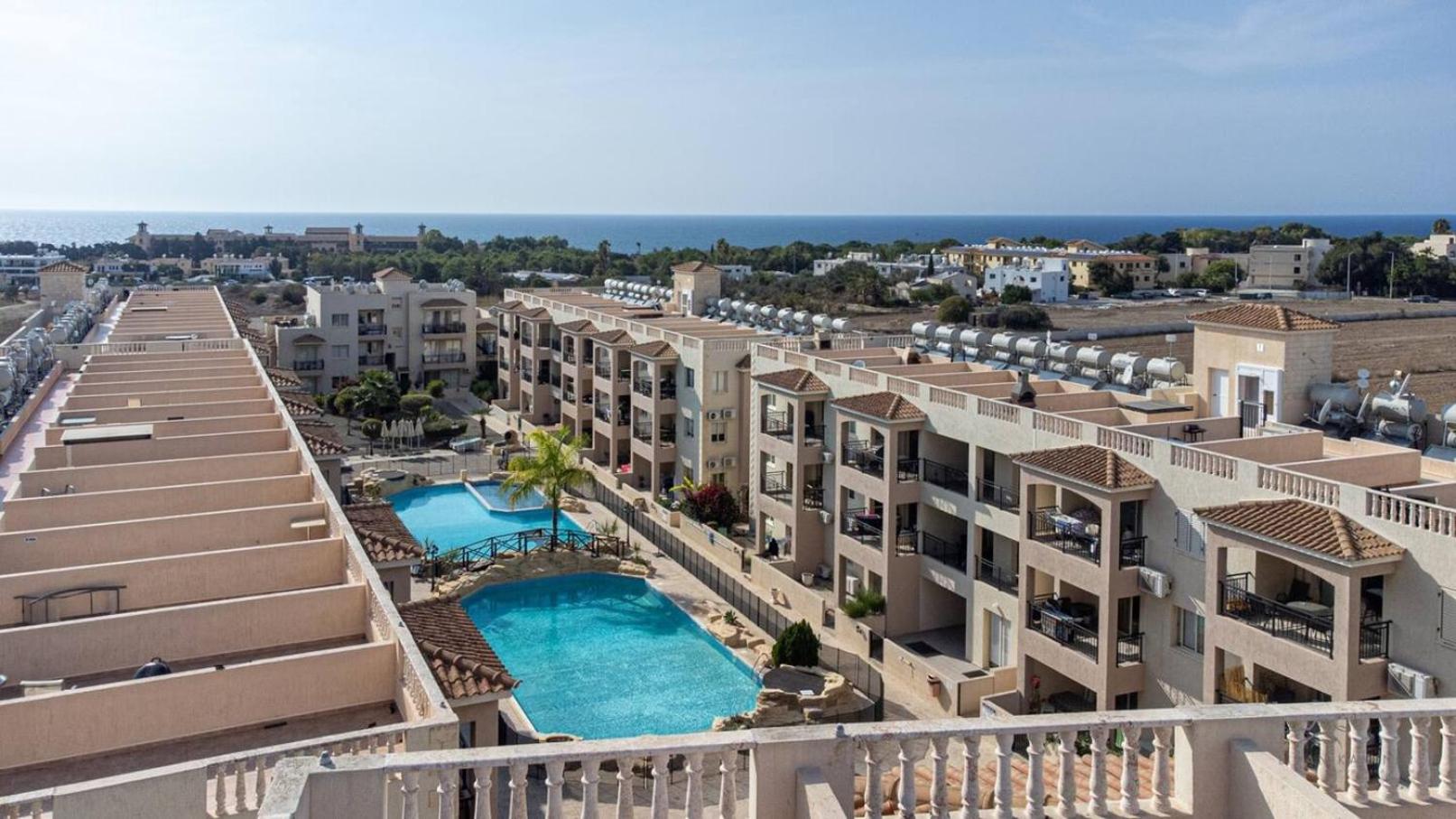 Royal-seacrest Oasis, Pool-side