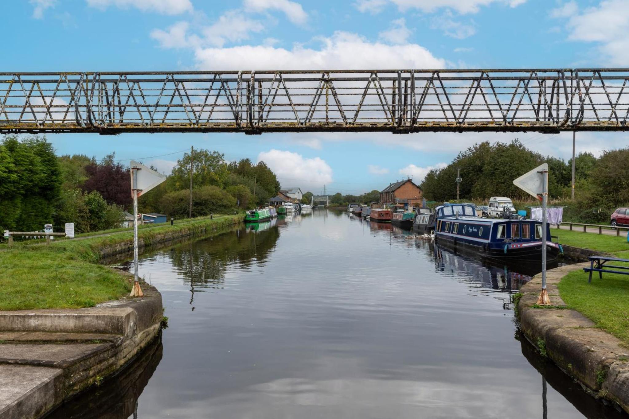 Calder Row by Alt-Stay Contractor Accommodation - 3 Bed Canal Side Contractor Home With Parking, Wi-Fi & Full Kitchen - Ideal For Long stays view 4