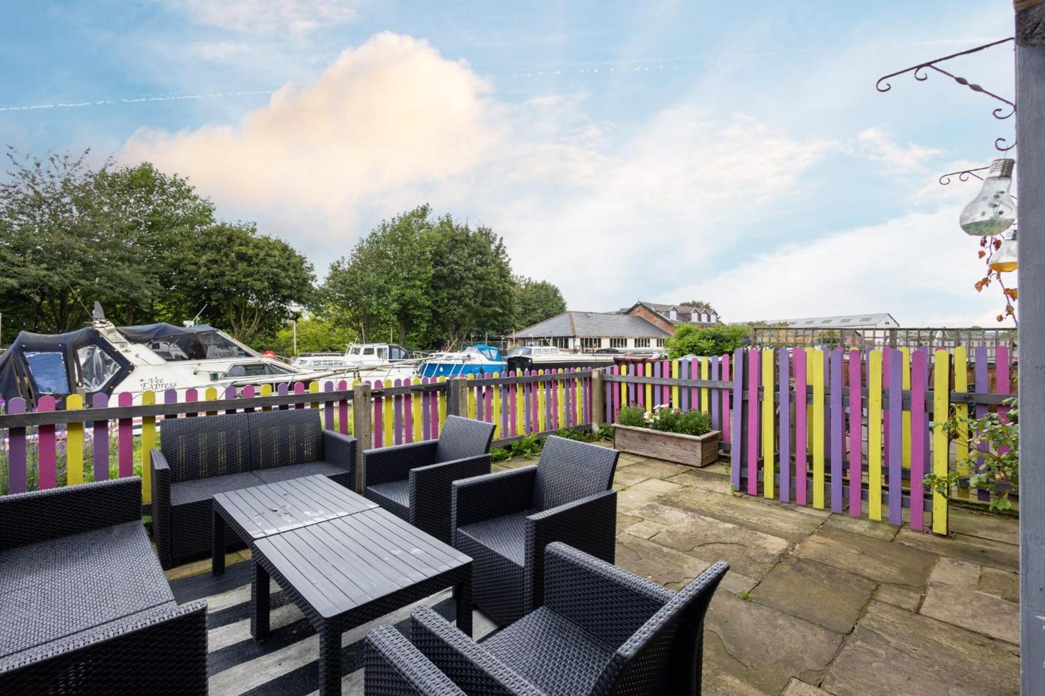 Calder Row by Alt-Stay Contractor Accommodation - 3 Bed Canal Side Contractor Home With Parking, Wi-Fi & Full Kitchen - Ideal For Long stays view 2