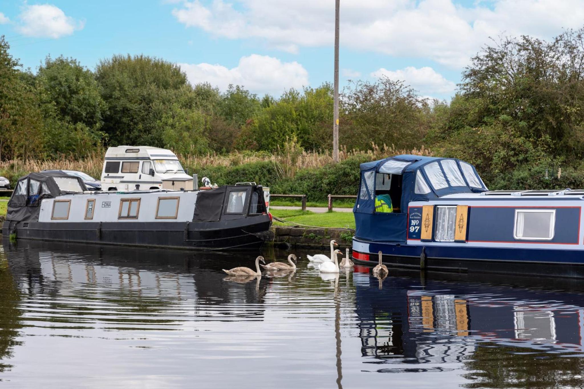 Calder Row by Alt-Stay Contractor Accommodation - 3 Bed Canal Side Contractor Home With Parking, Wi-Fi & Full Kitchen - Ideal For Long stays view 3