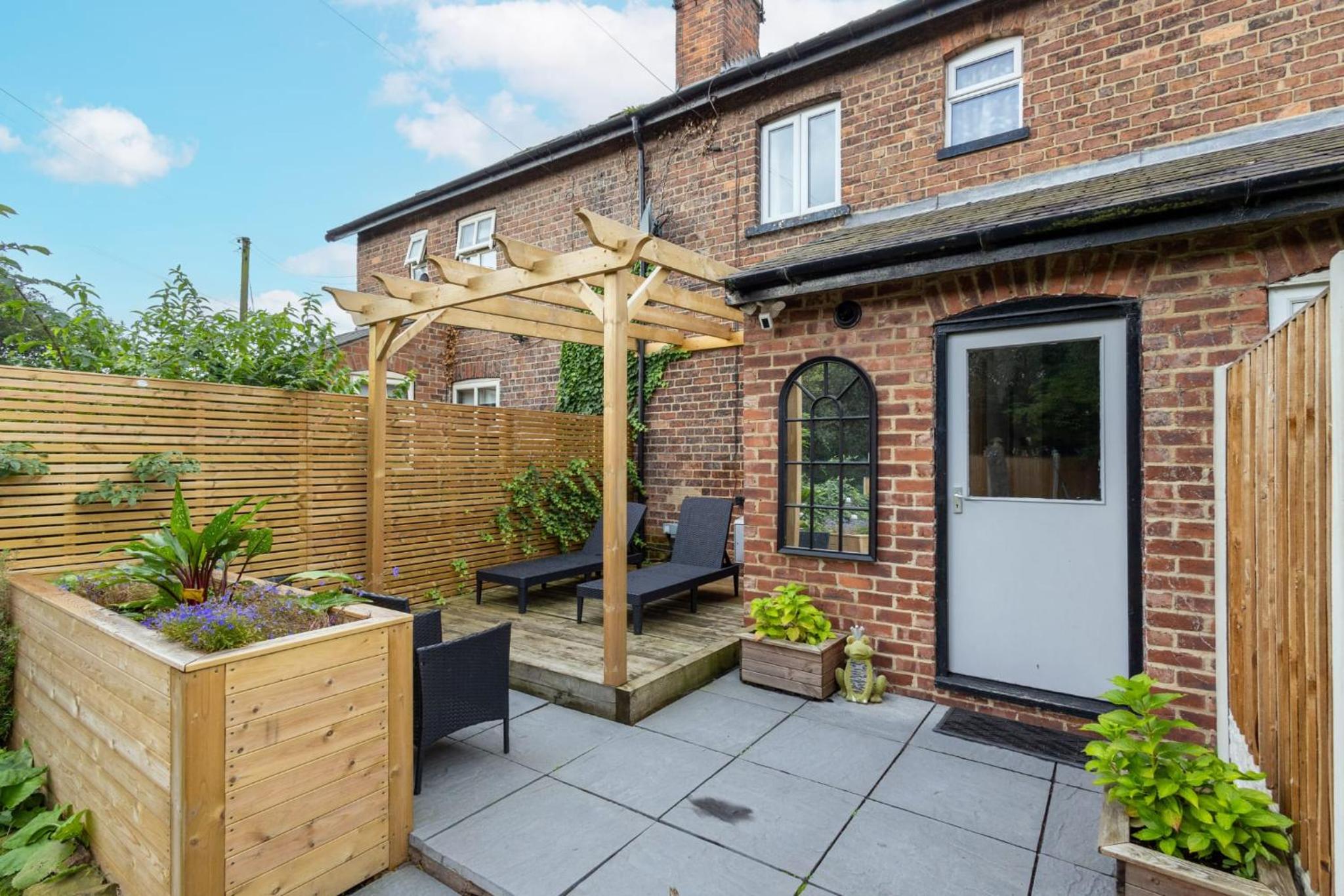 Calder Row by Alt-Stay Contractor Accommodation - 3 Bed Canal Side Contractor Home With Parking, Wi-Fi & Full Kitchen - Ideal For Long stays view 5