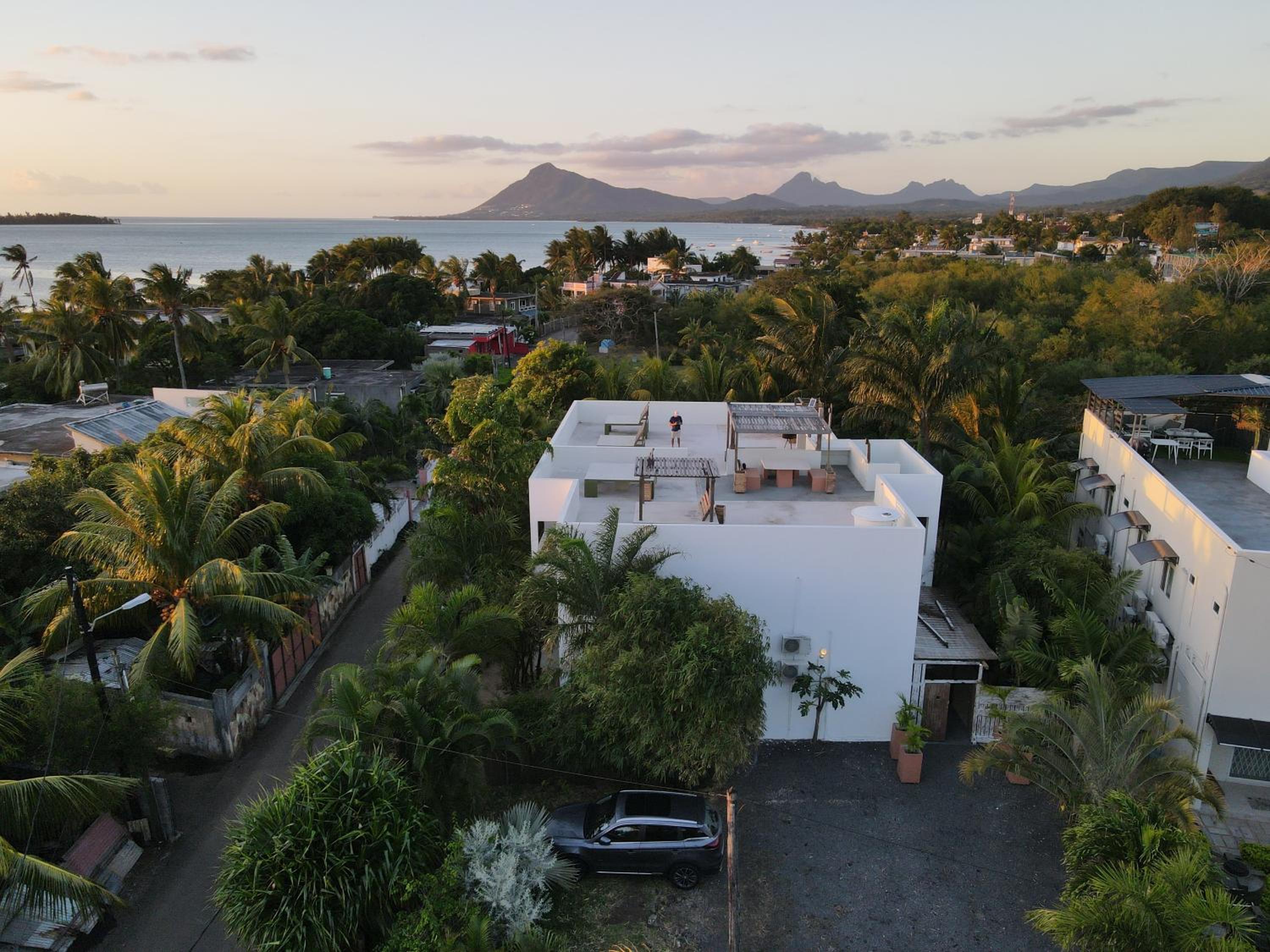 LouKaz -Entire Rental Units w Panoramic Rooftop
