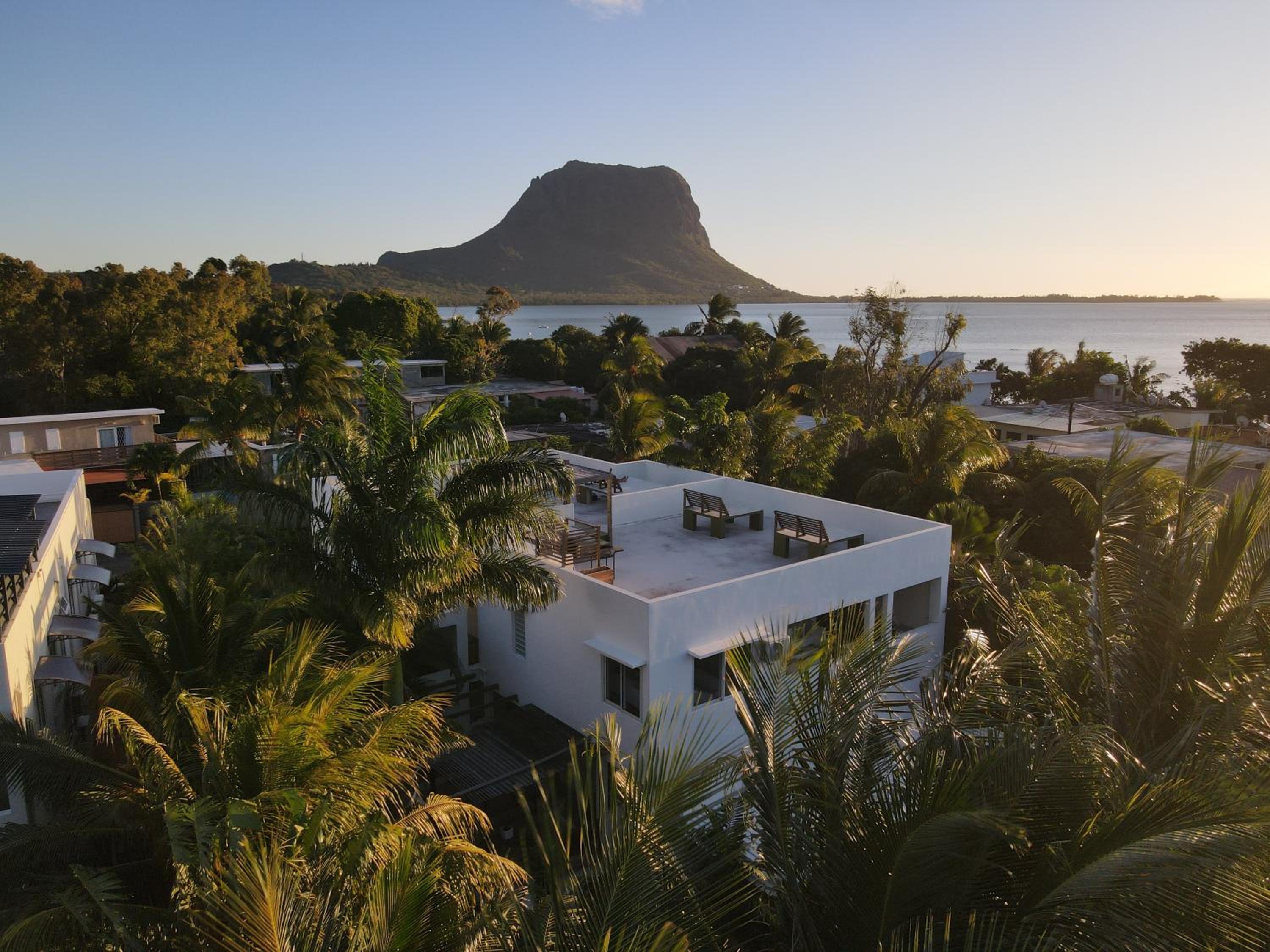 LouKaz -Entire Rental Units w Panoramic Rooftop