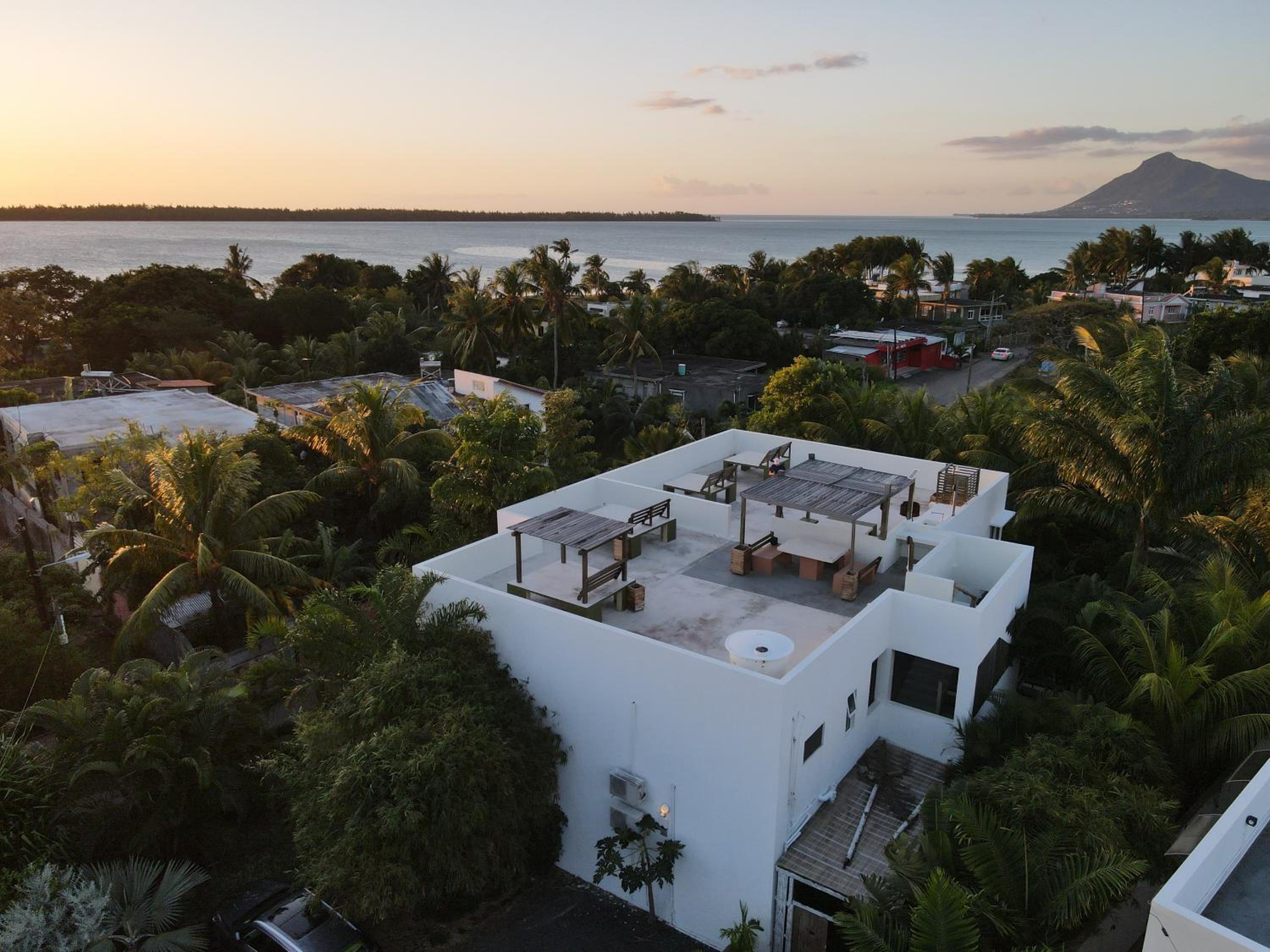 LouKaz -Entire Rental Units w Panoramic Rooftop