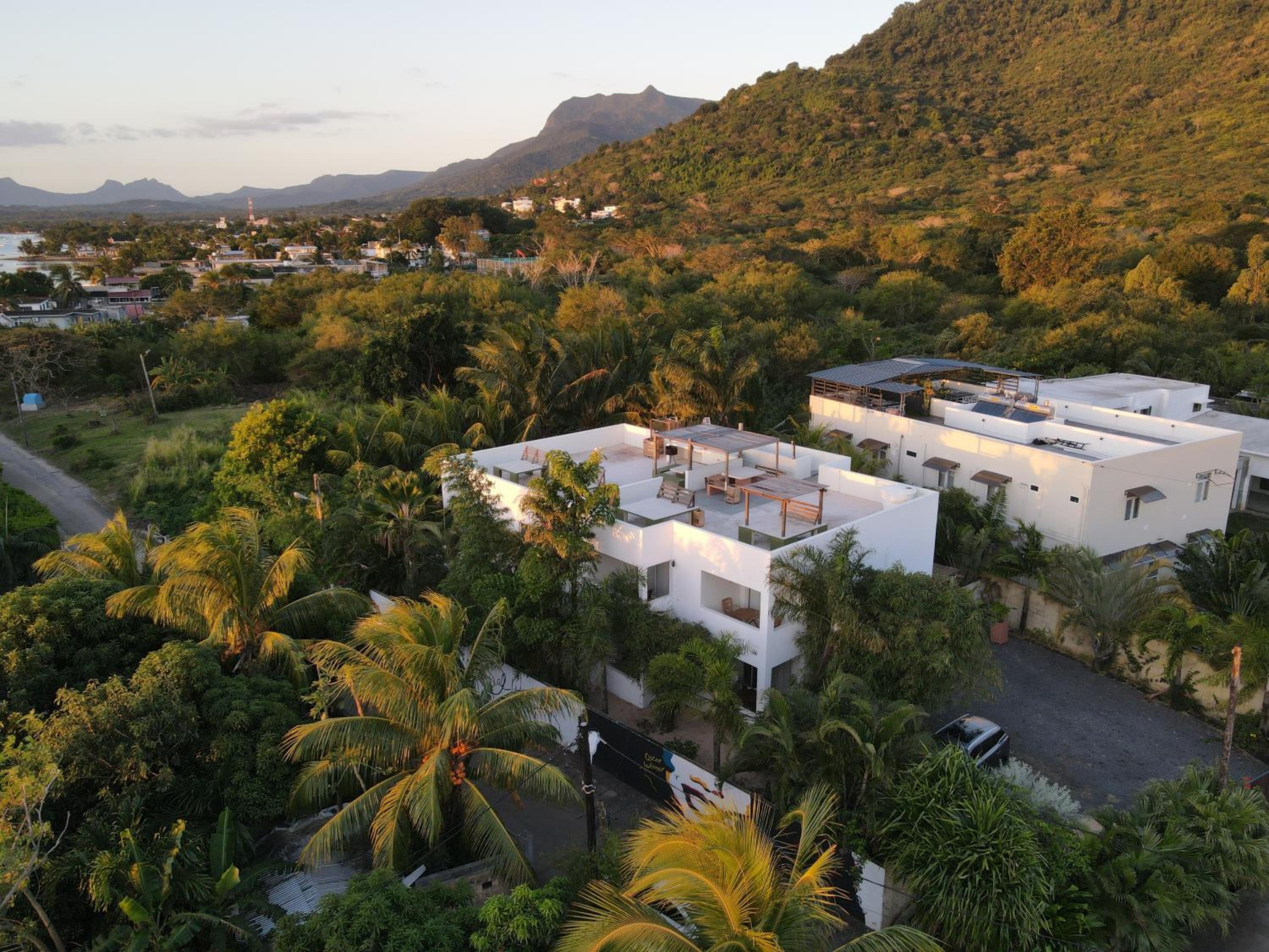 LouKaz -Entire Rental Units w Panoramic Rooftop
