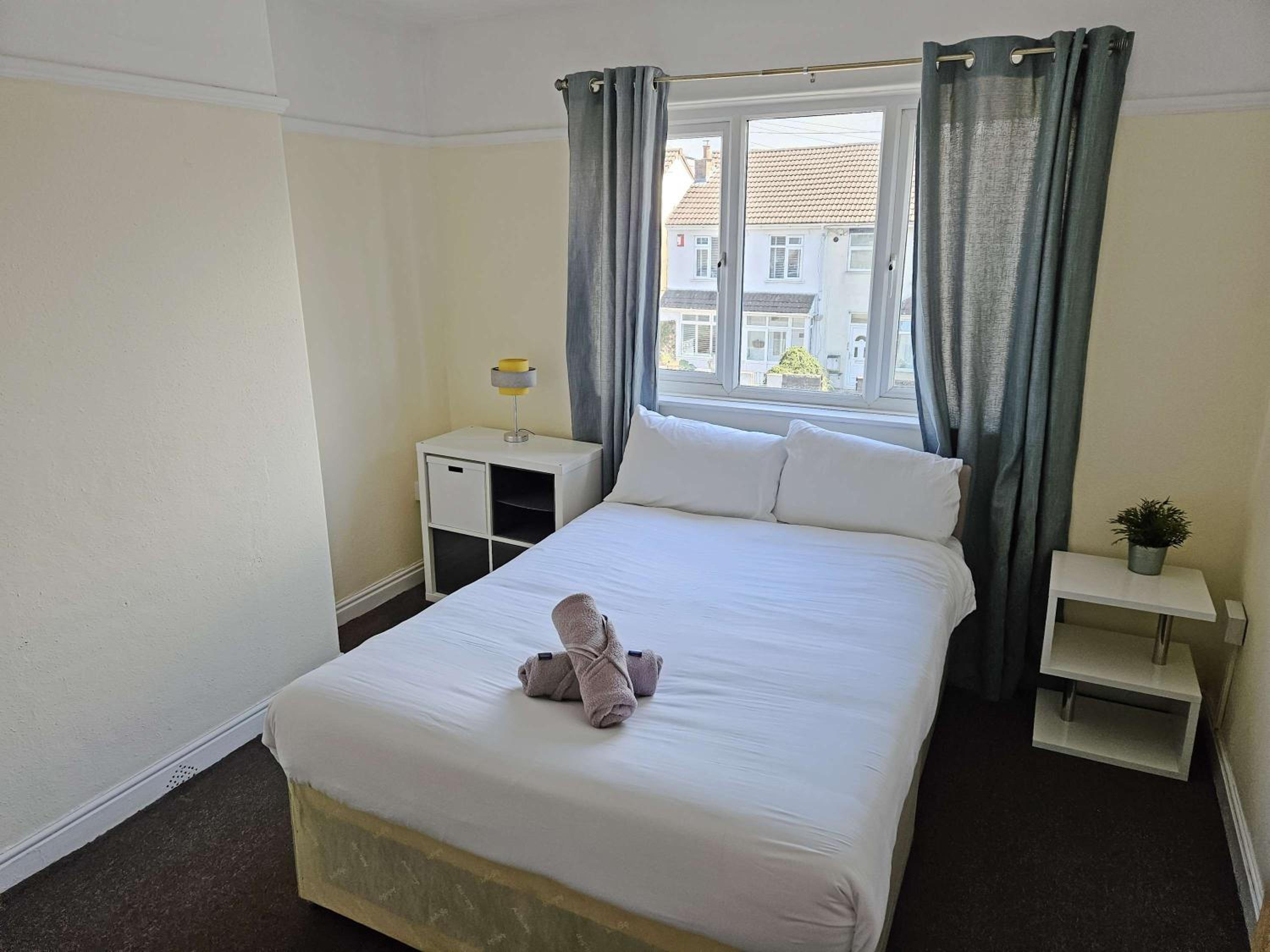 6 Bedroom House with Parking ,, Garden Fast WiFi -Ideal for contractors and work stays view 2