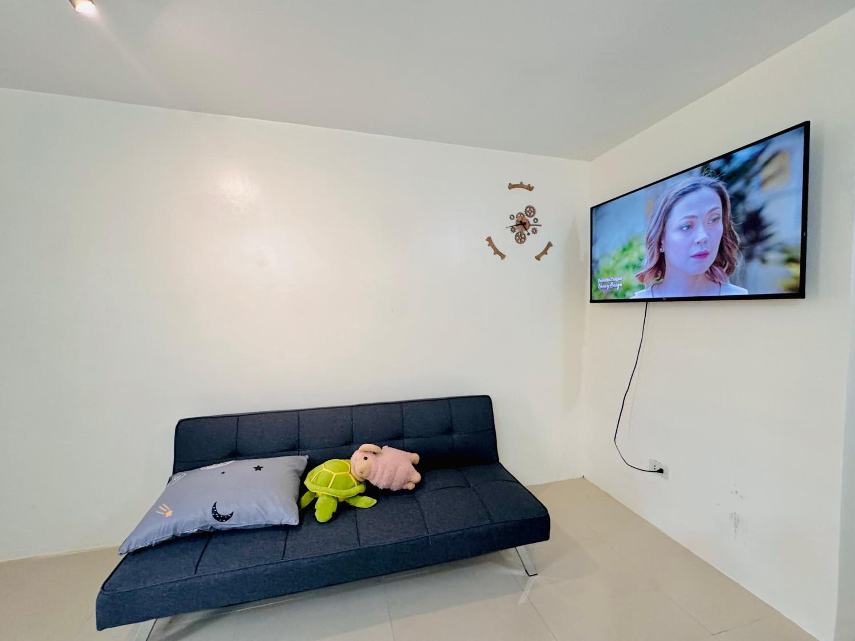 Asahel Cozy Crib Budget studio with Netflix view 3