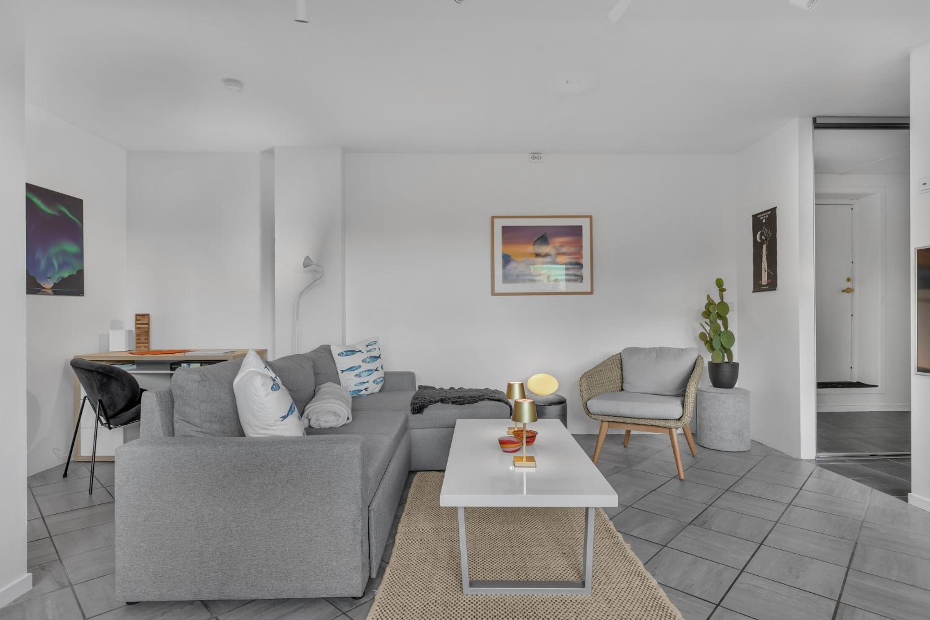 Stormly - Modern 1-bedroom with Sofa-bed, Free Parking, Quiet Area view 2
