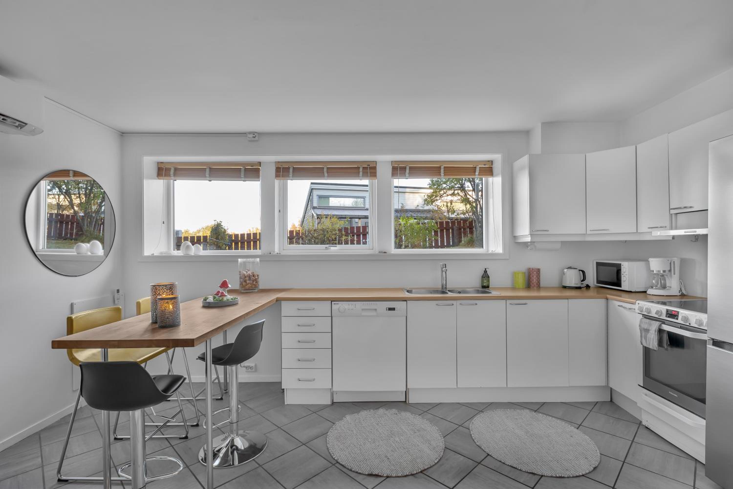 Stormly - Modern 1-bedroom with Sofa-bed, Free Parking, Quiet Area view 3