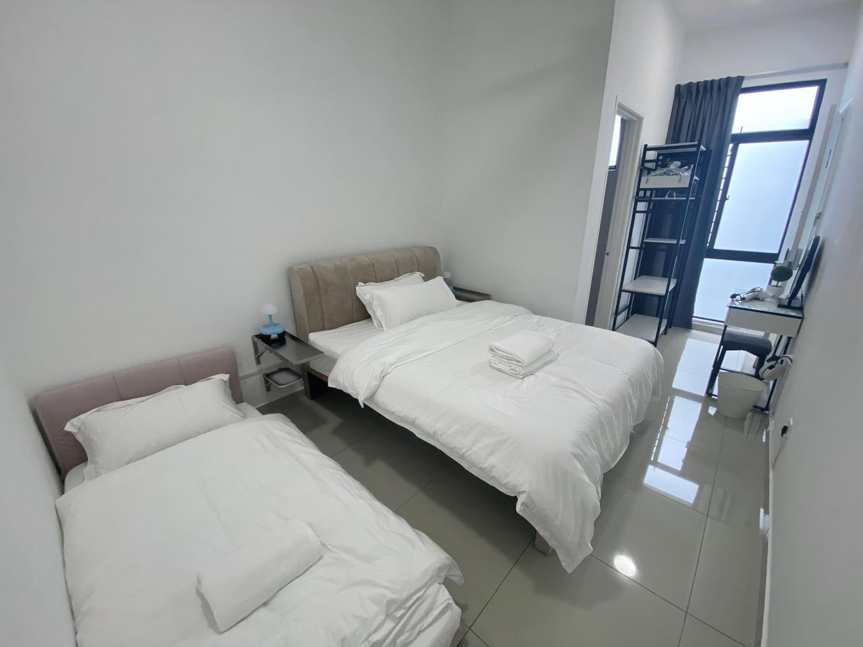 Bukit Indah - Room with Private Bathroom 1-3pax