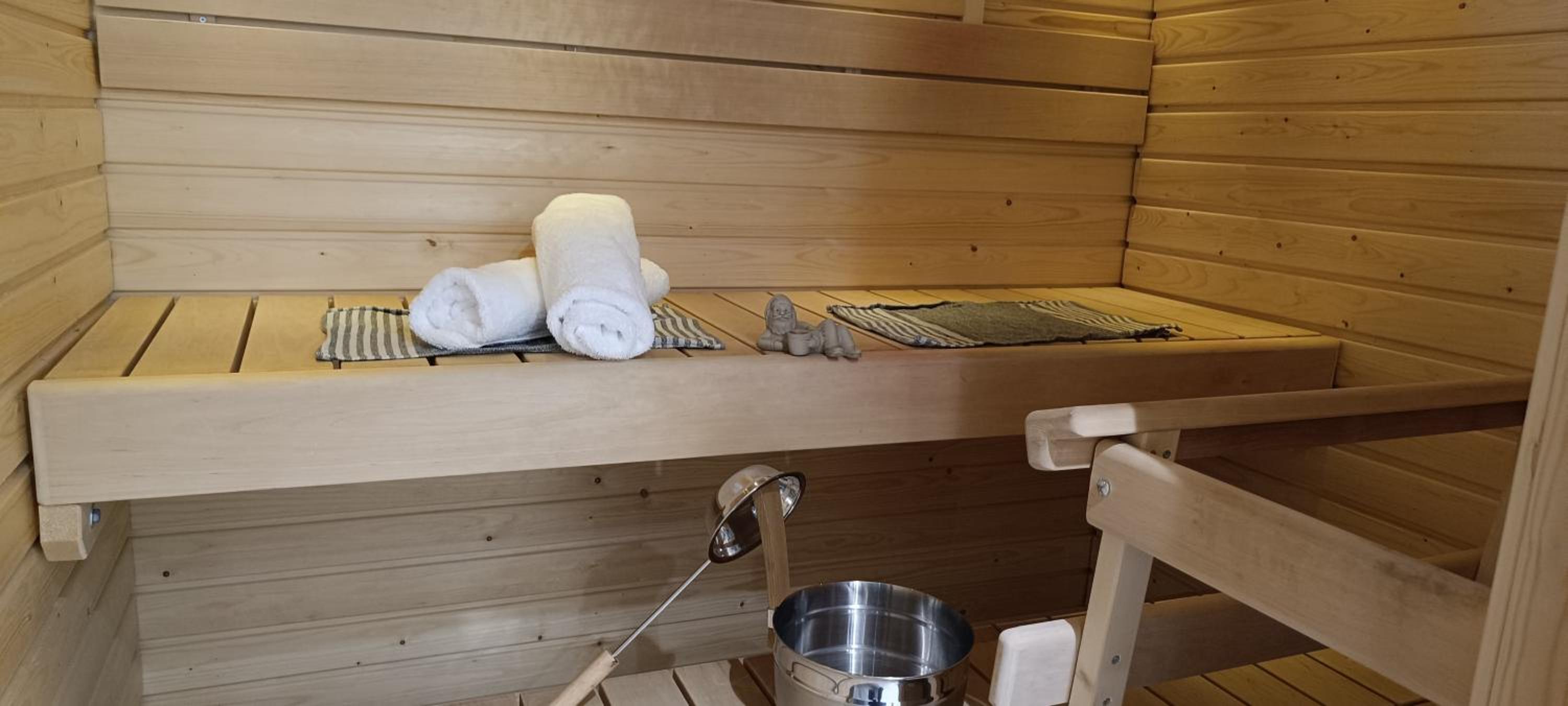 Bright and Cozy Apartment with Private Sauna And Parking
