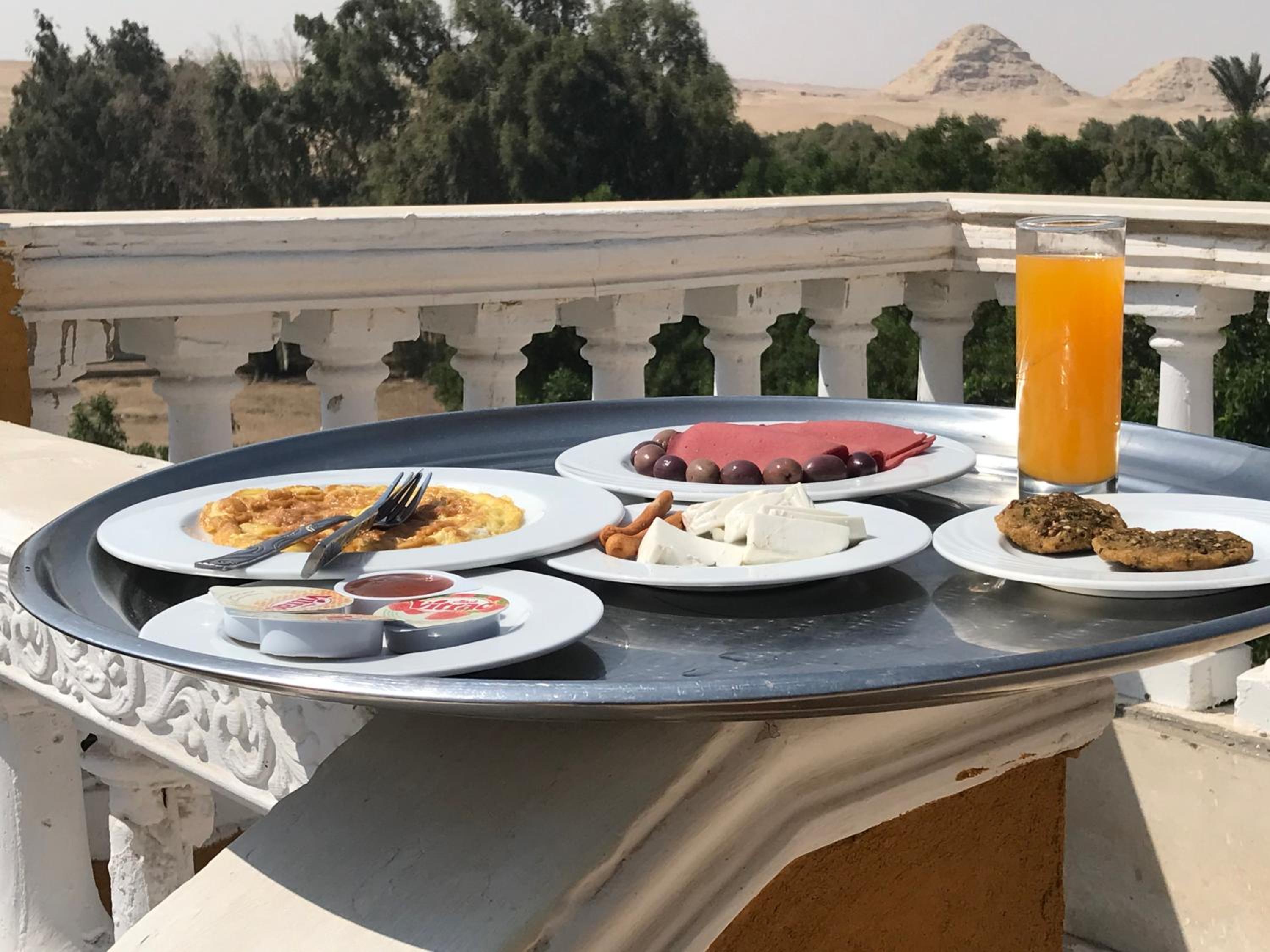 Sakkara pyramid inn hotel