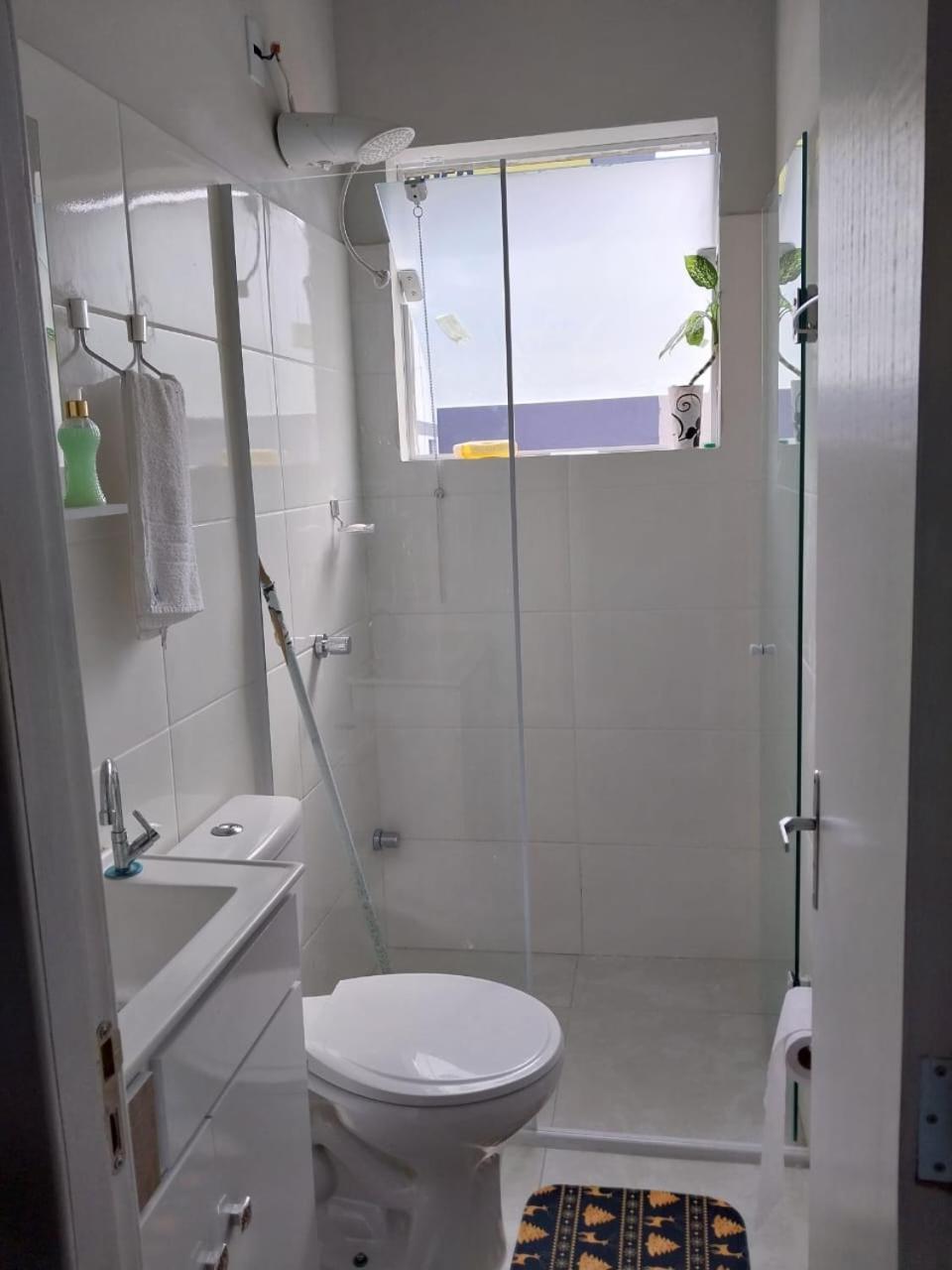 AP com cama King size e 2 colchão no chão e Internet no centro de Blu