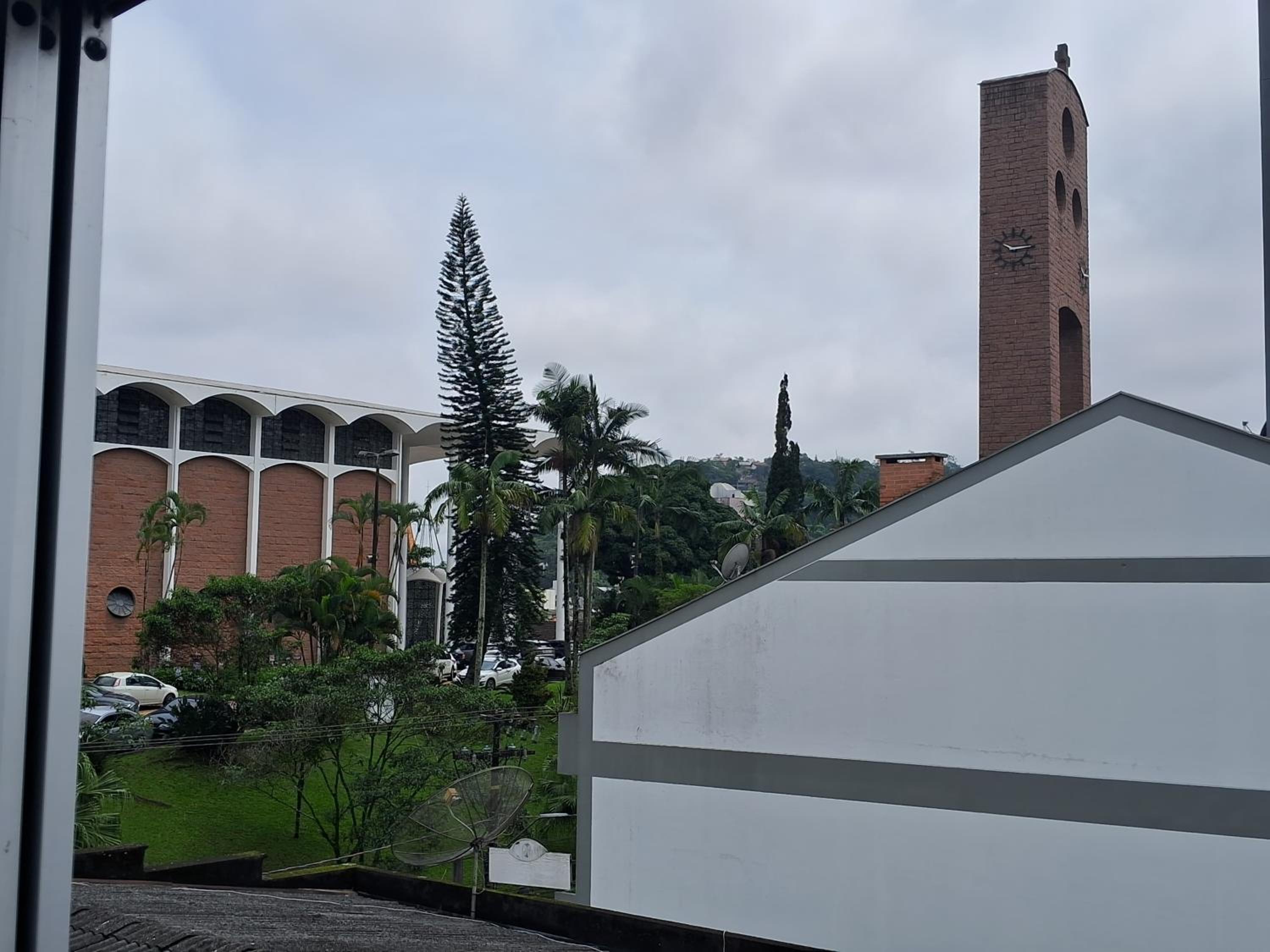 AP com cama King size e 2 colchão no chão e Internet no centro de Blu