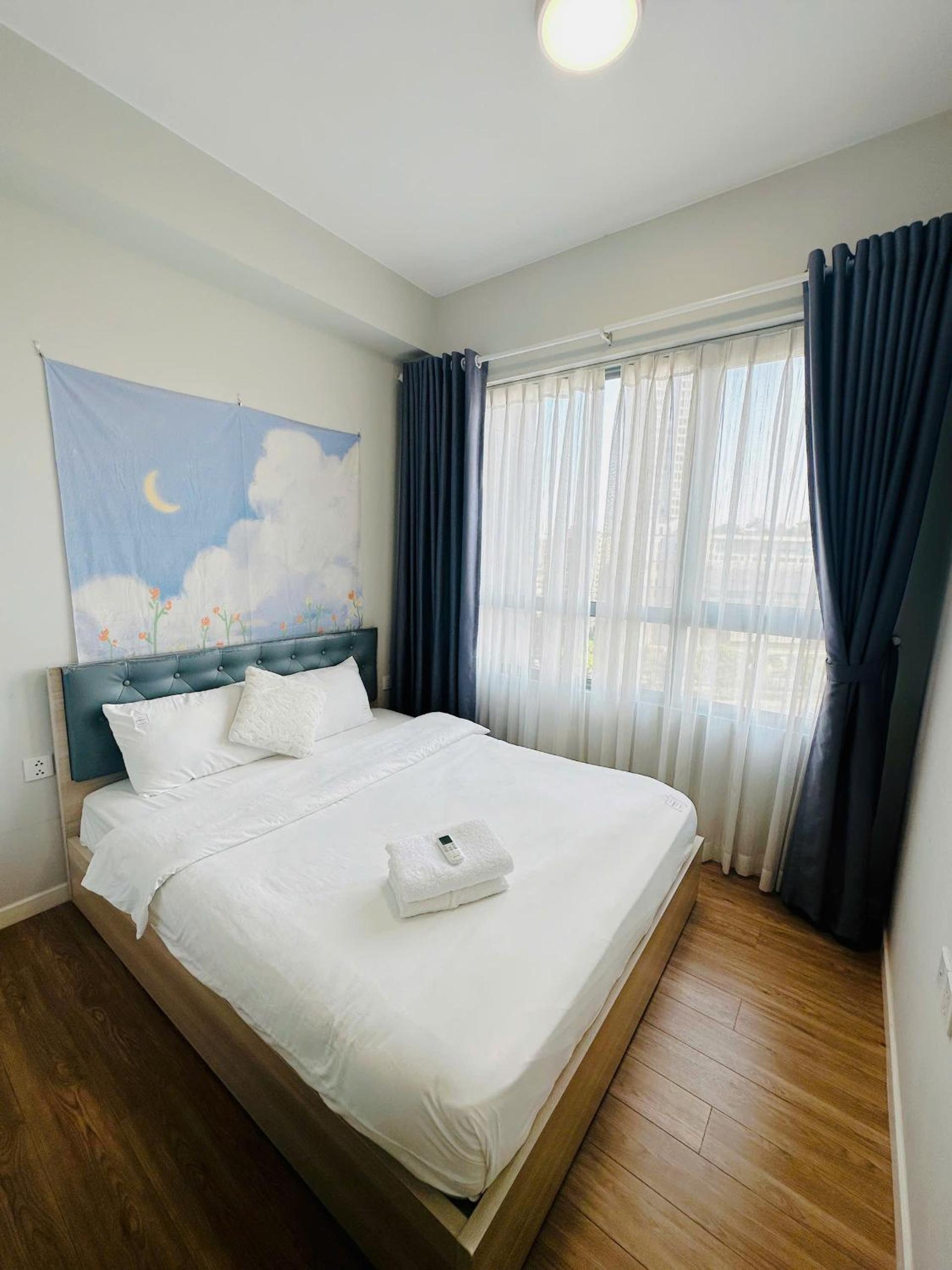 SHomes Homestay - Luxury apartment at Masteri An Phu free Gym Pool