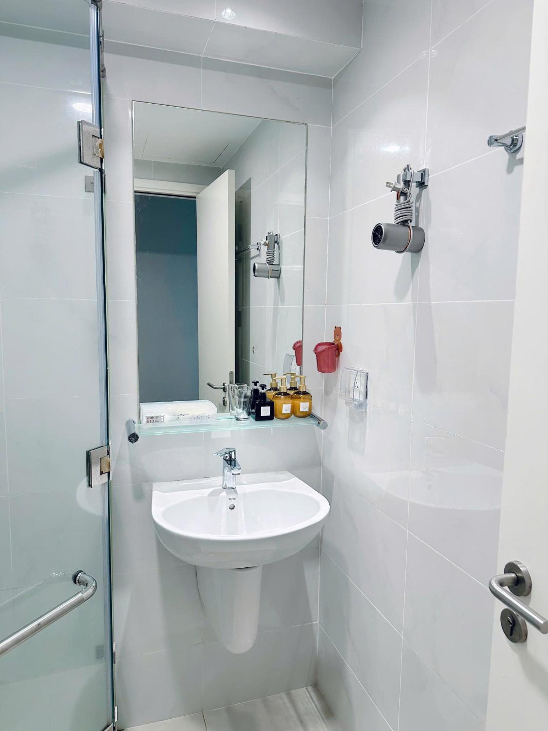 SHomes Homestay - Luxury apartment at Masteri An Phu free Gym Pool