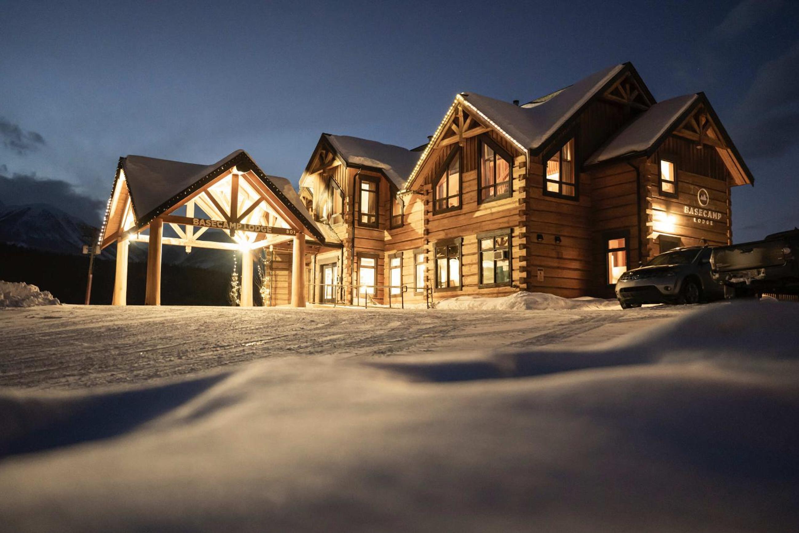 Golden Vacations - Basecamp Lodge Golden - Property Image 7