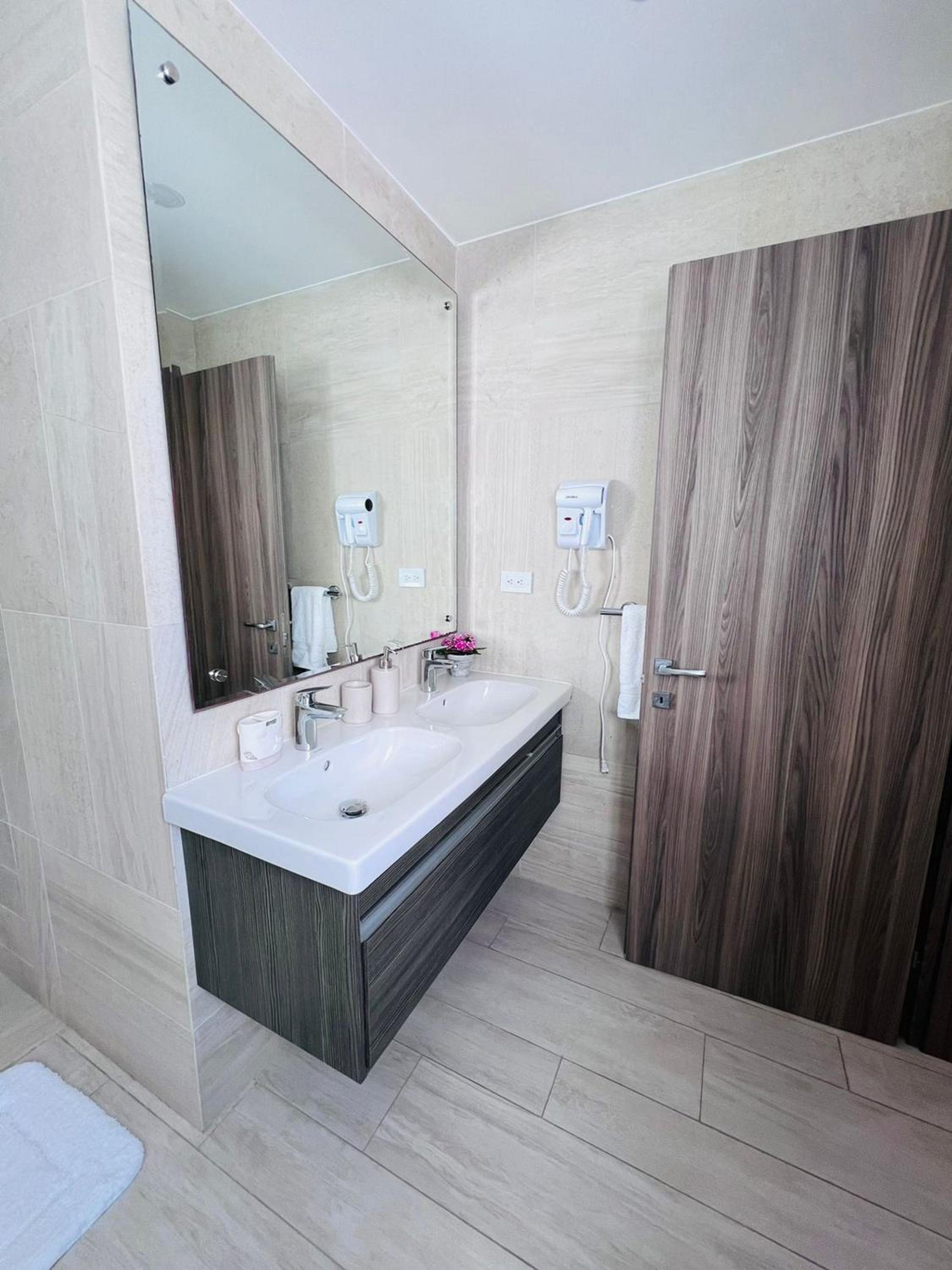 Luxury Gateaway Penthouse in front of Hard Rock