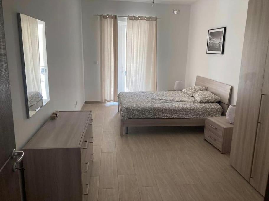 Spacious 3BR Retreat, Near Beach, Pool & Gym Access photo 2