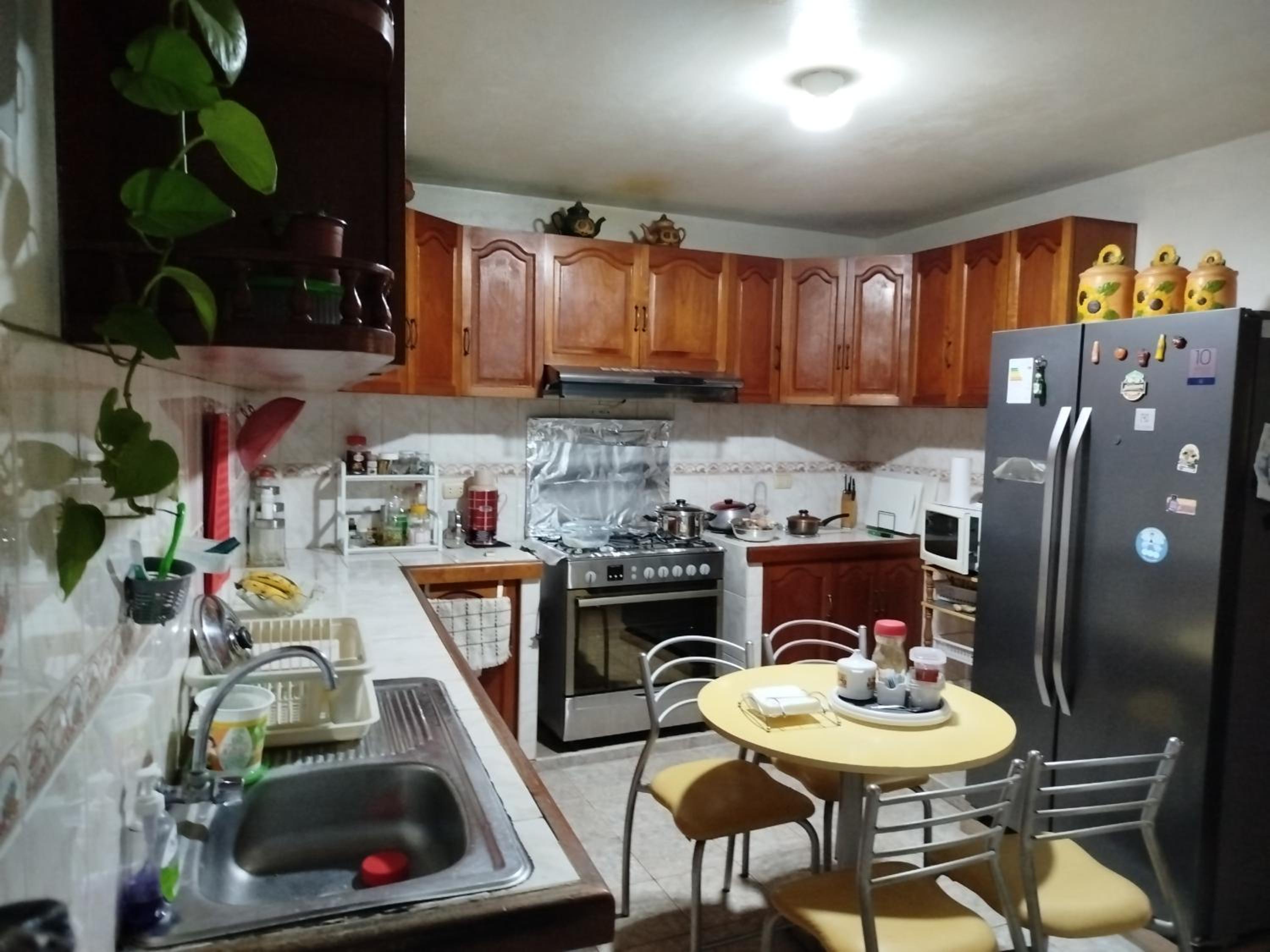 Habitación H2, TV y WIFI cerca a Barranco