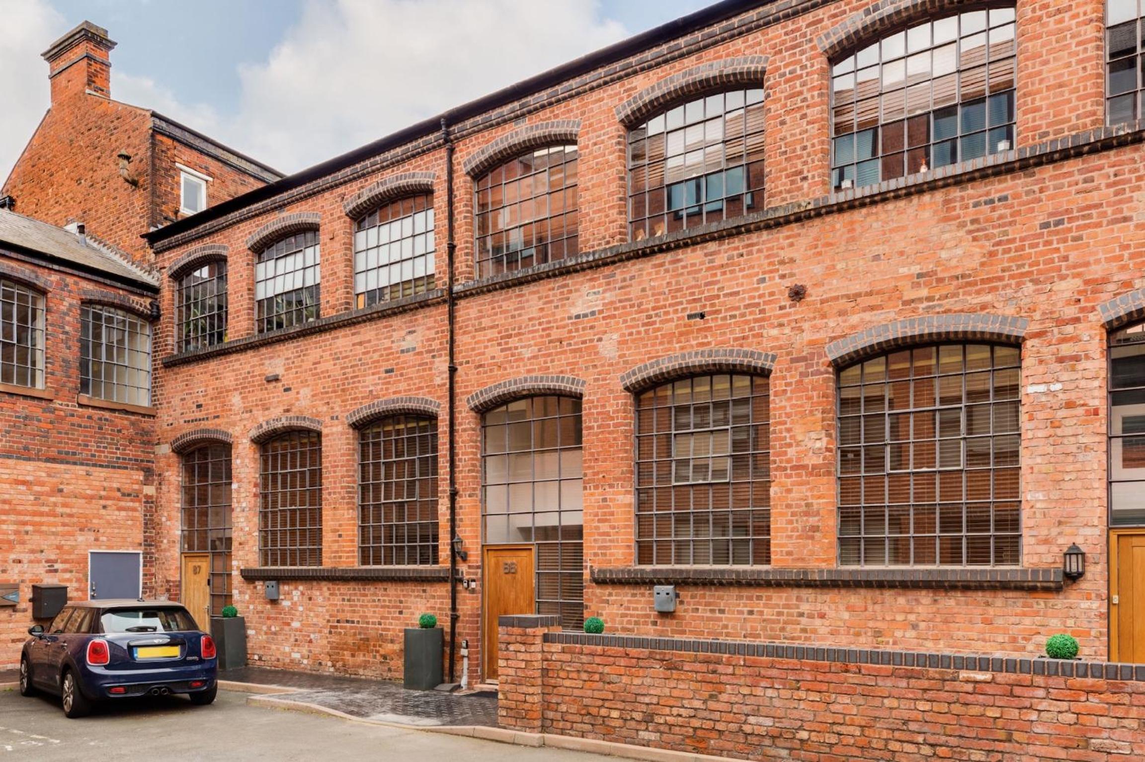 High End Luxury Townhouse in JQ, 4 Bedrooms, Flat screen TV in all rooms, Free Parking, Near Birmingham City Centre DEPOSIT REQUIRED view 2