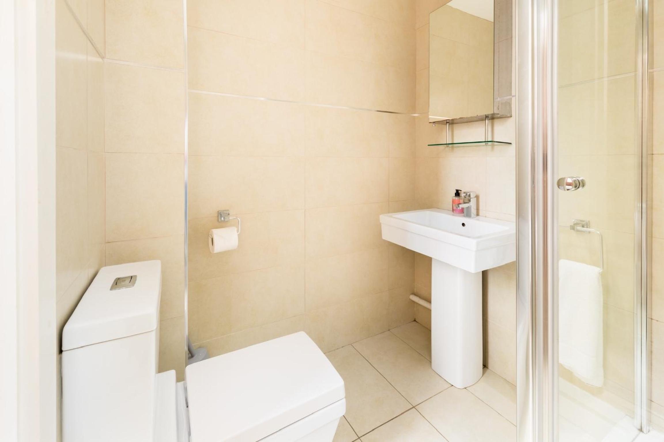 High End Luxury Townhouse in JQ, 4 Bedrooms, Flat screen TV in all rooms, Free Parking, Near Birmingham City Centre DEPOSIT REQUIRED view 3