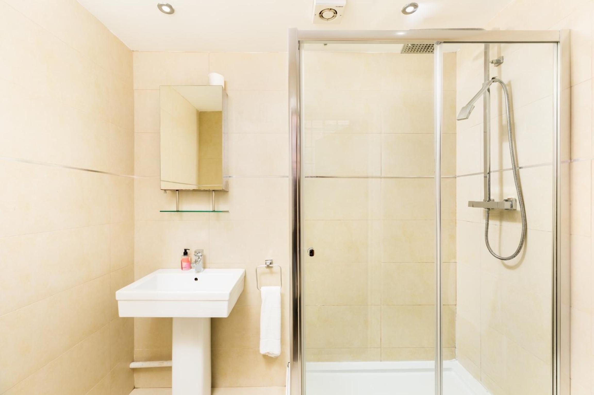 High End Luxury Townhouse in JQ, 4 Bedrooms, Flat screen TV in all rooms, Free Parking, Near Birmingham City Centre DEPOSIT REQUIRED view 4