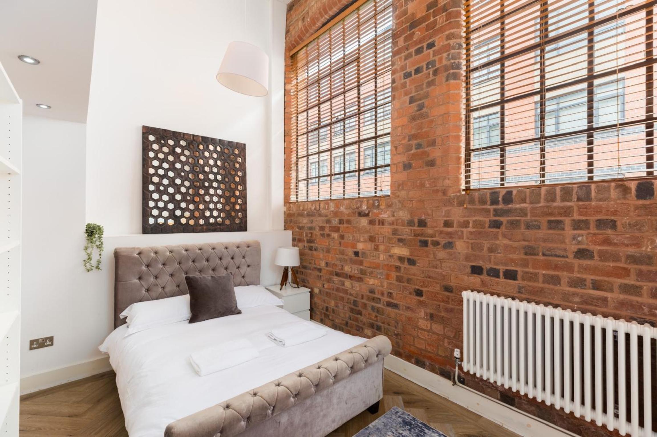 High End Luxury Townhouse in JQ, 4 Bedrooms, Flat screen TV in all rooms, Free Parking, Near Birmingham City Centre DEPOSIT REQUIRED view 5