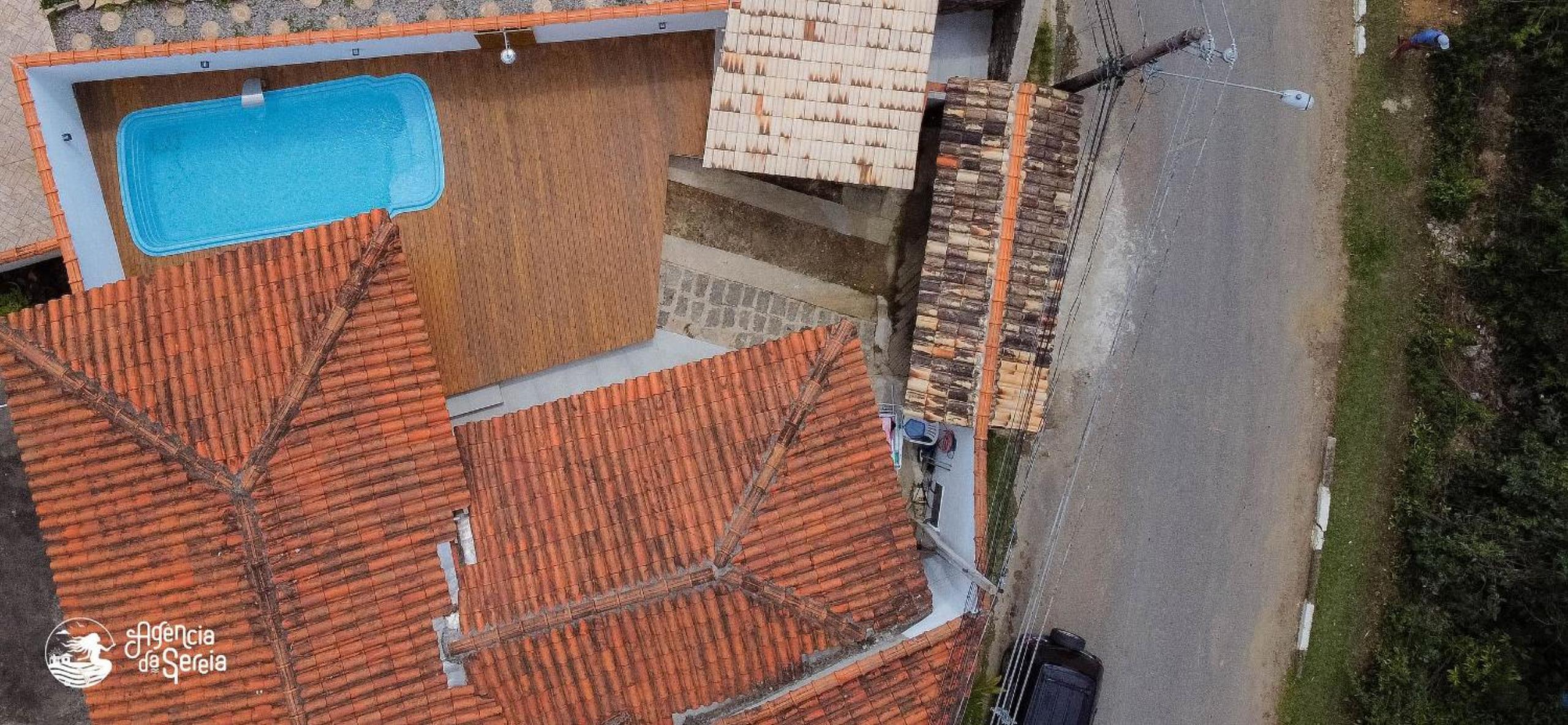 Casa com área externa e piscina na Feiticeira