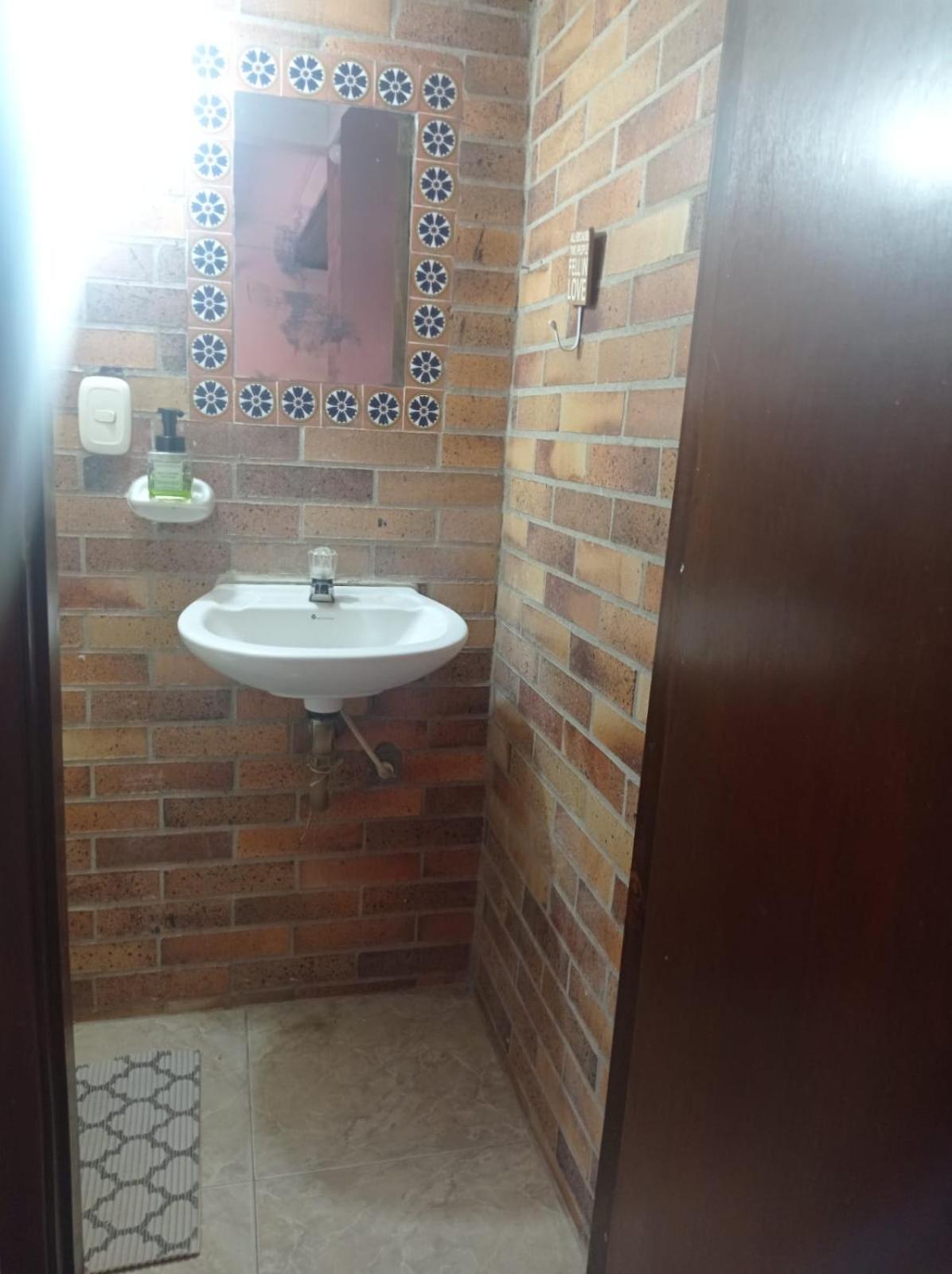 Fully Furnished Rooms in Comfy Affordable American Colombia Stay Home Near Caracolí Mall & Botanical Garden in Floridablanca, Santander