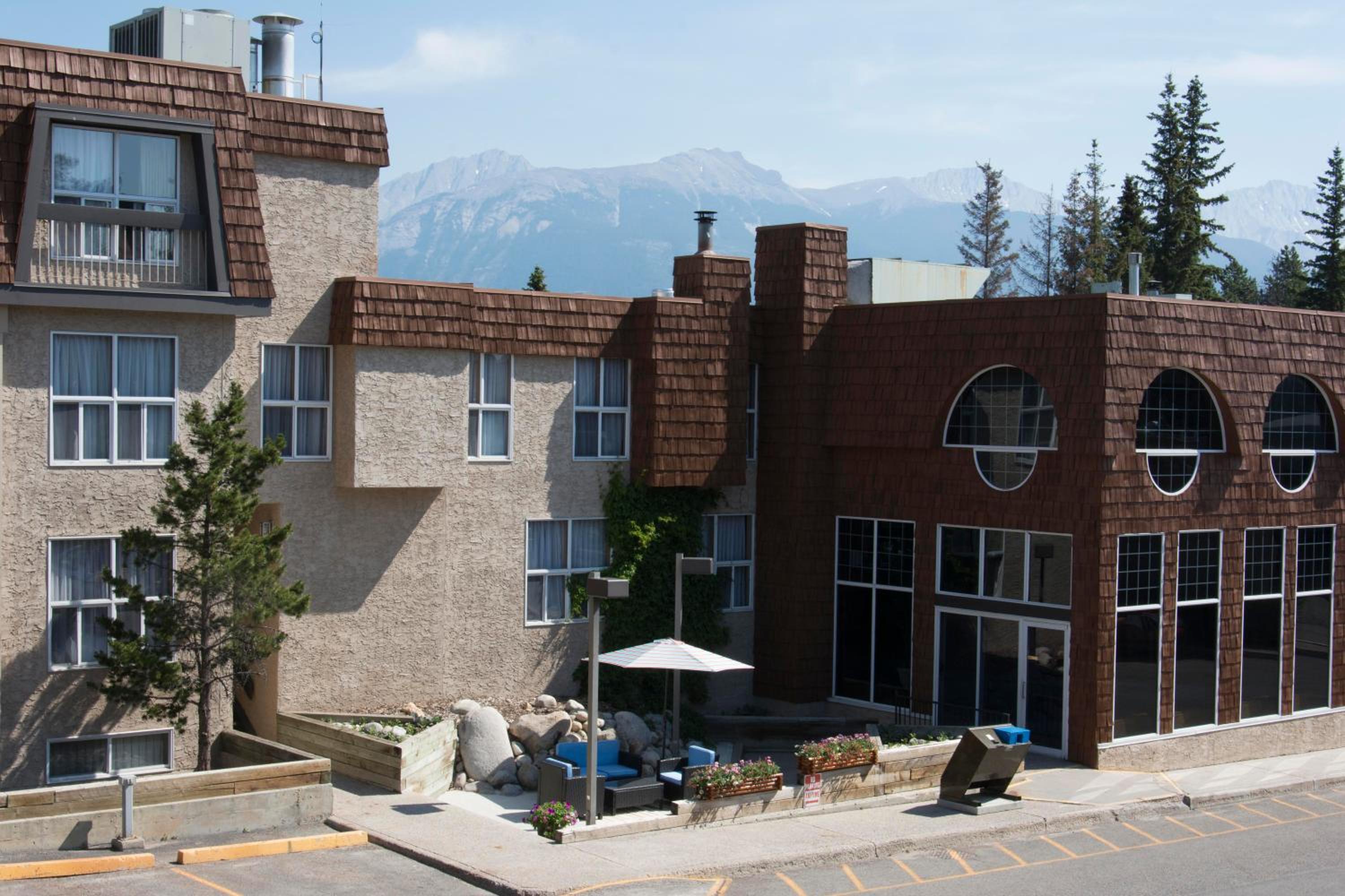 Jasper Vacations - Tonquin Inn - Property Image 11