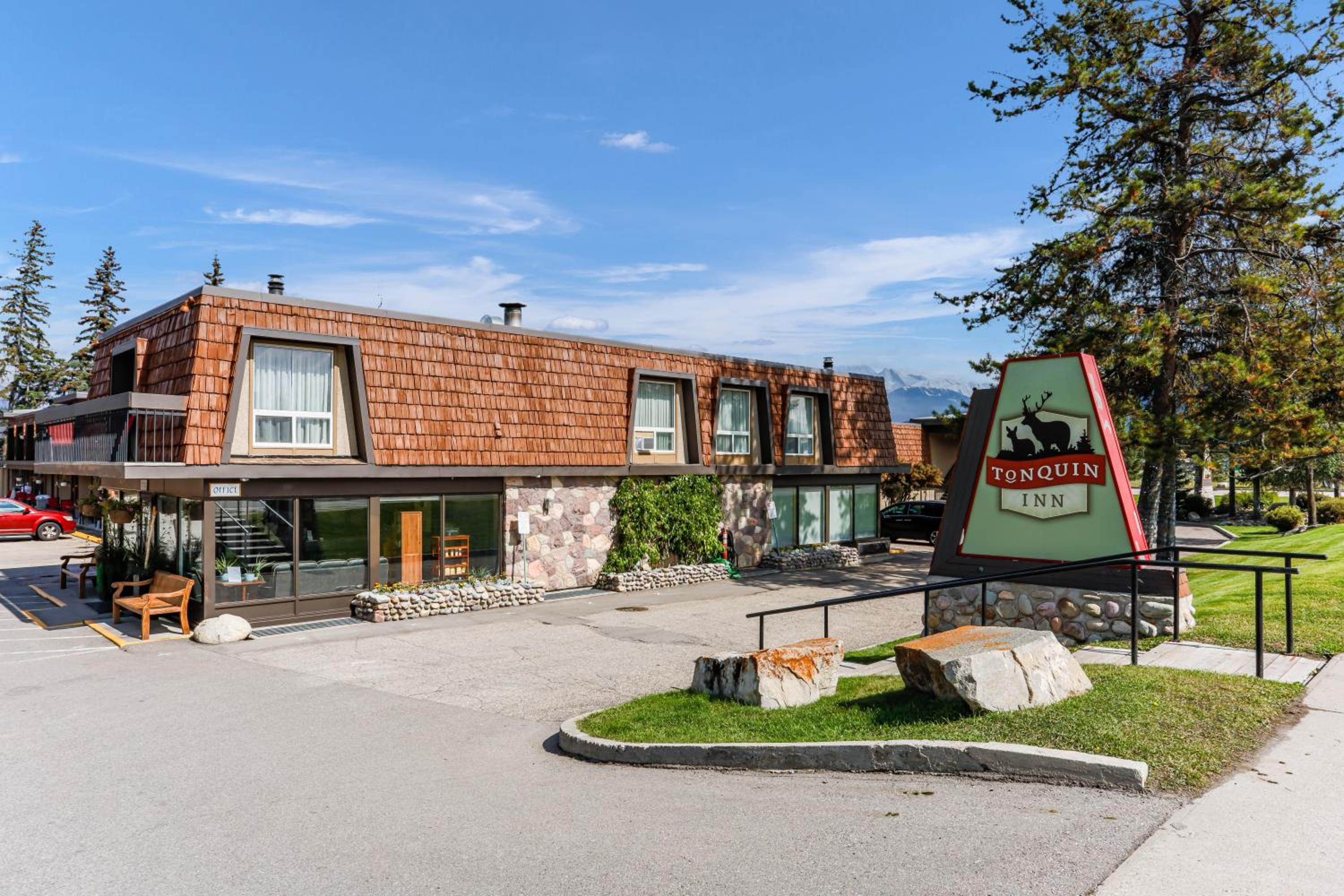 Jasper Vacations - Tonquin Inn - Property Image 1