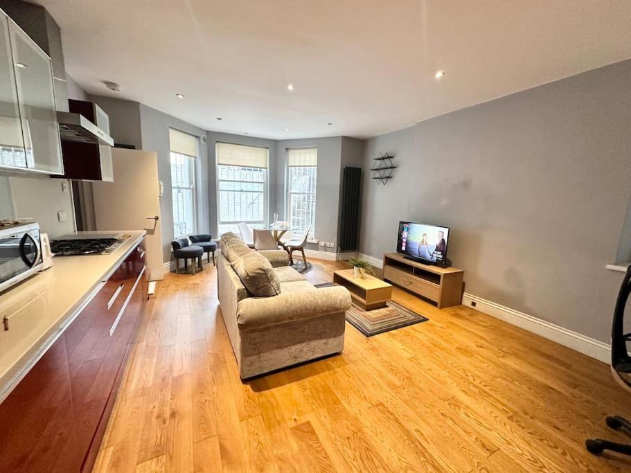 Chelsea Apartment by Central London — London