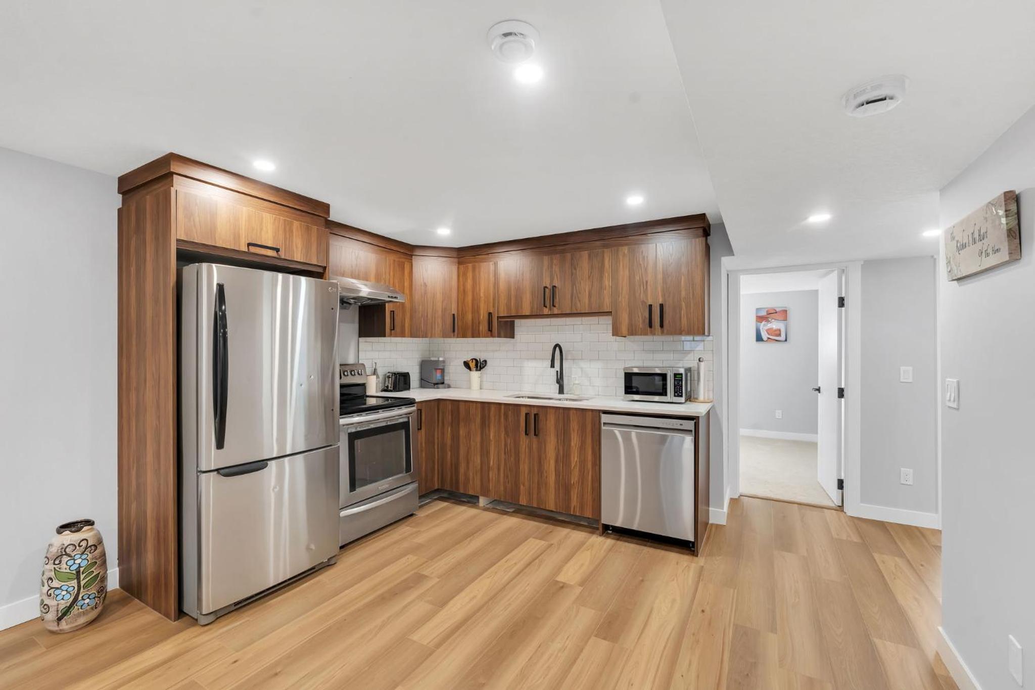 2 bedroom Cozy Secondary suite