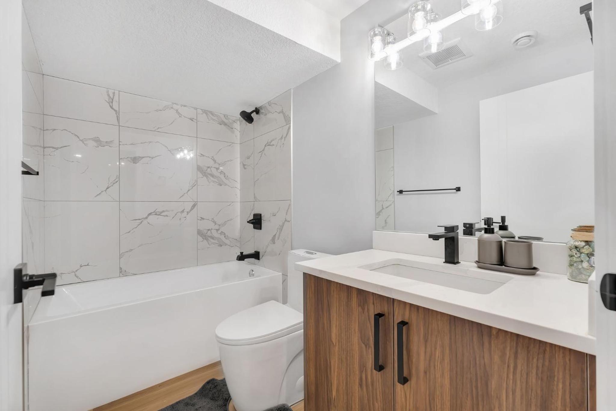 2 bedroom Cozy Secondary suite