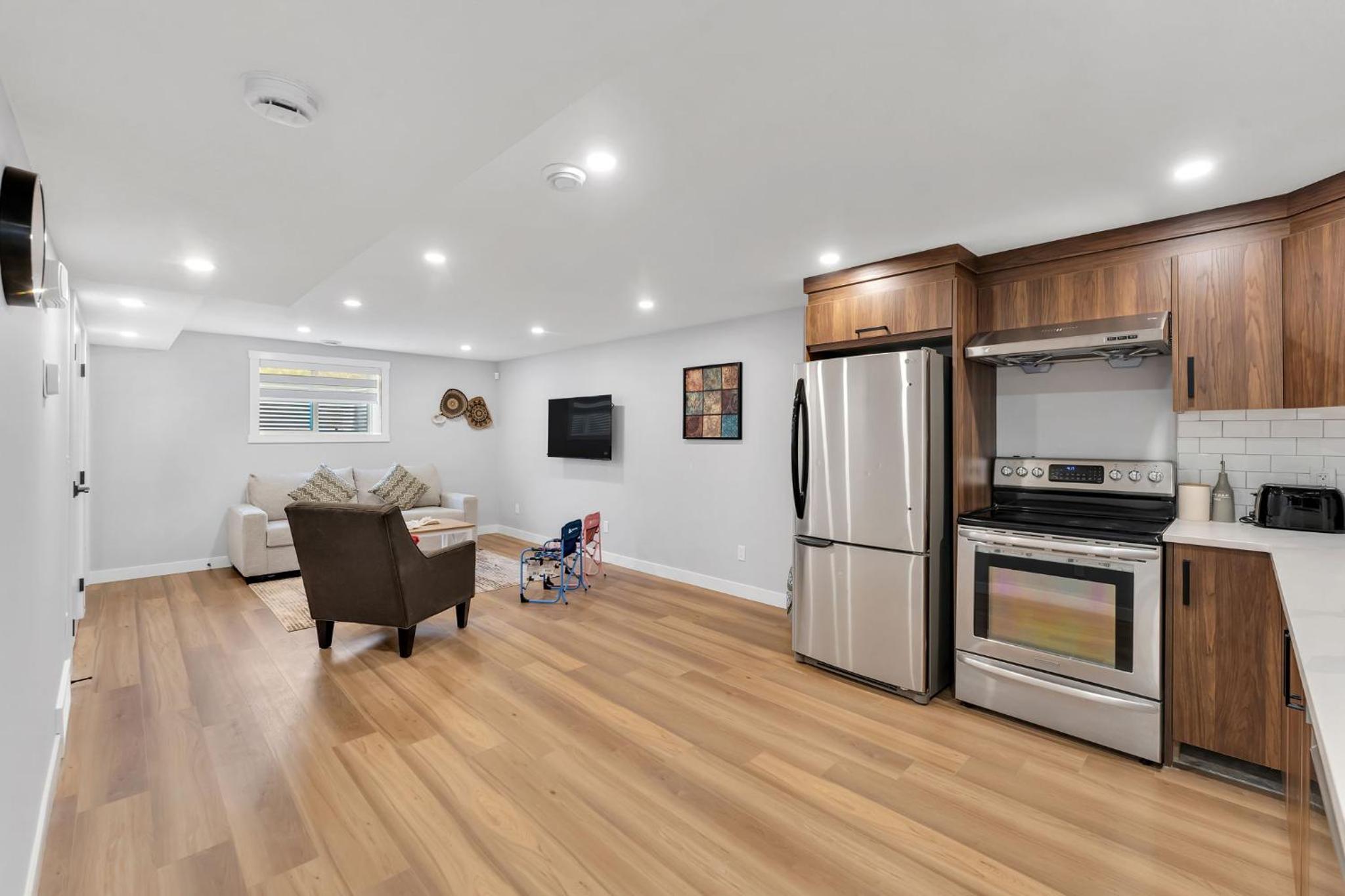 2 bedroom Cozy Secondary suite