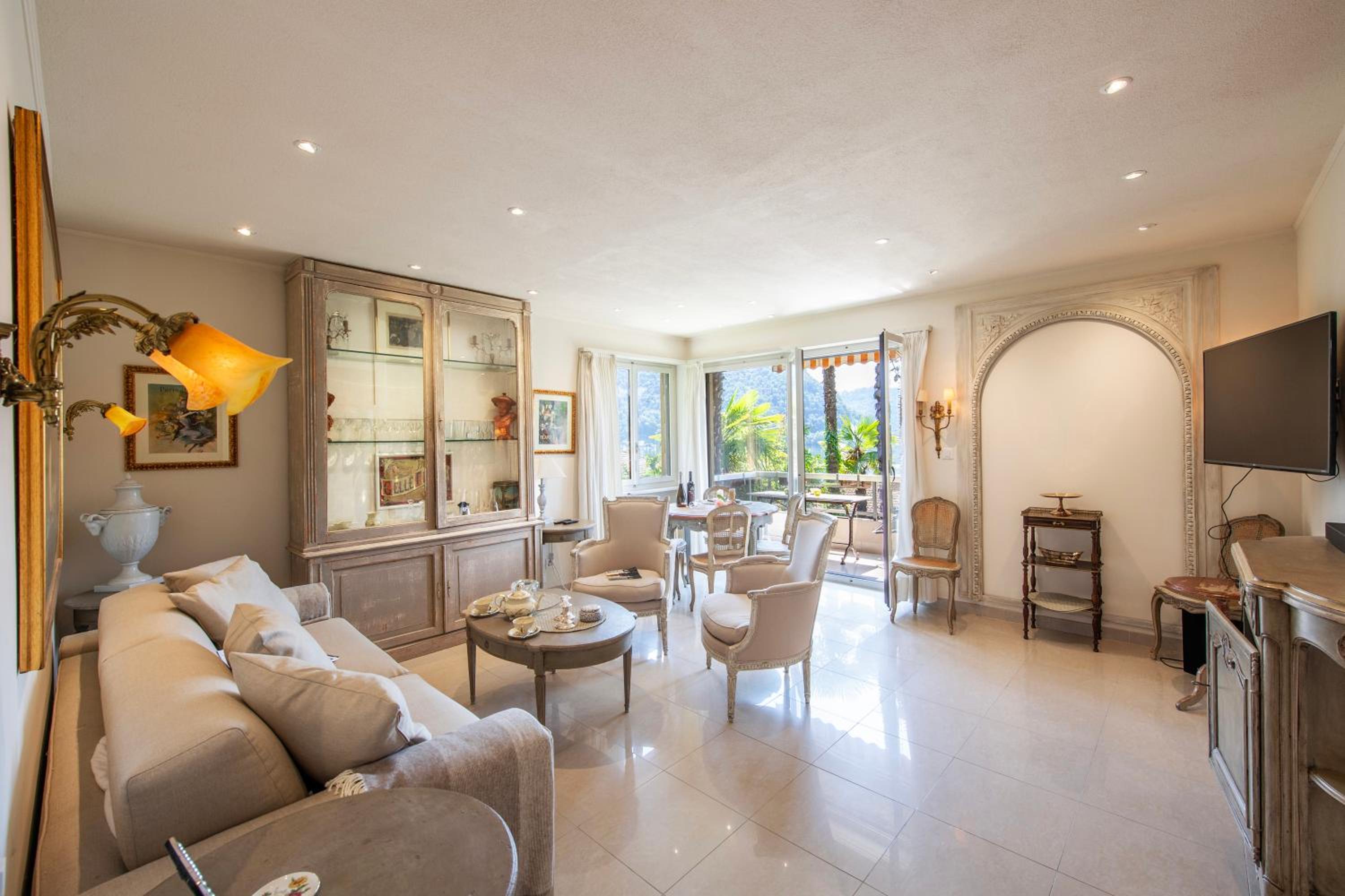 Queen Lake View Apartment with Terrace - Happy Rentals