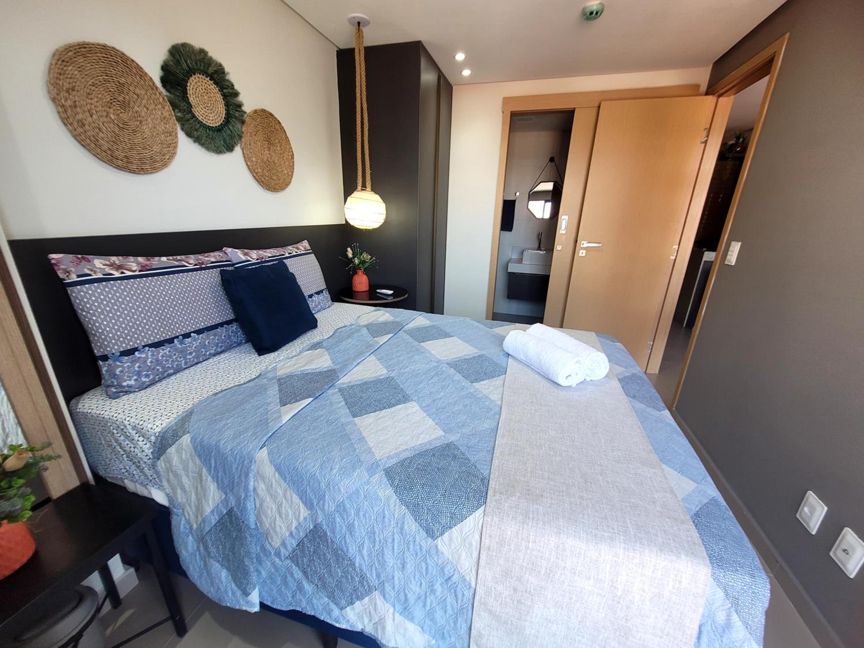 Flat com dois quartos na praia do Cabo Branco - climatizado e completo