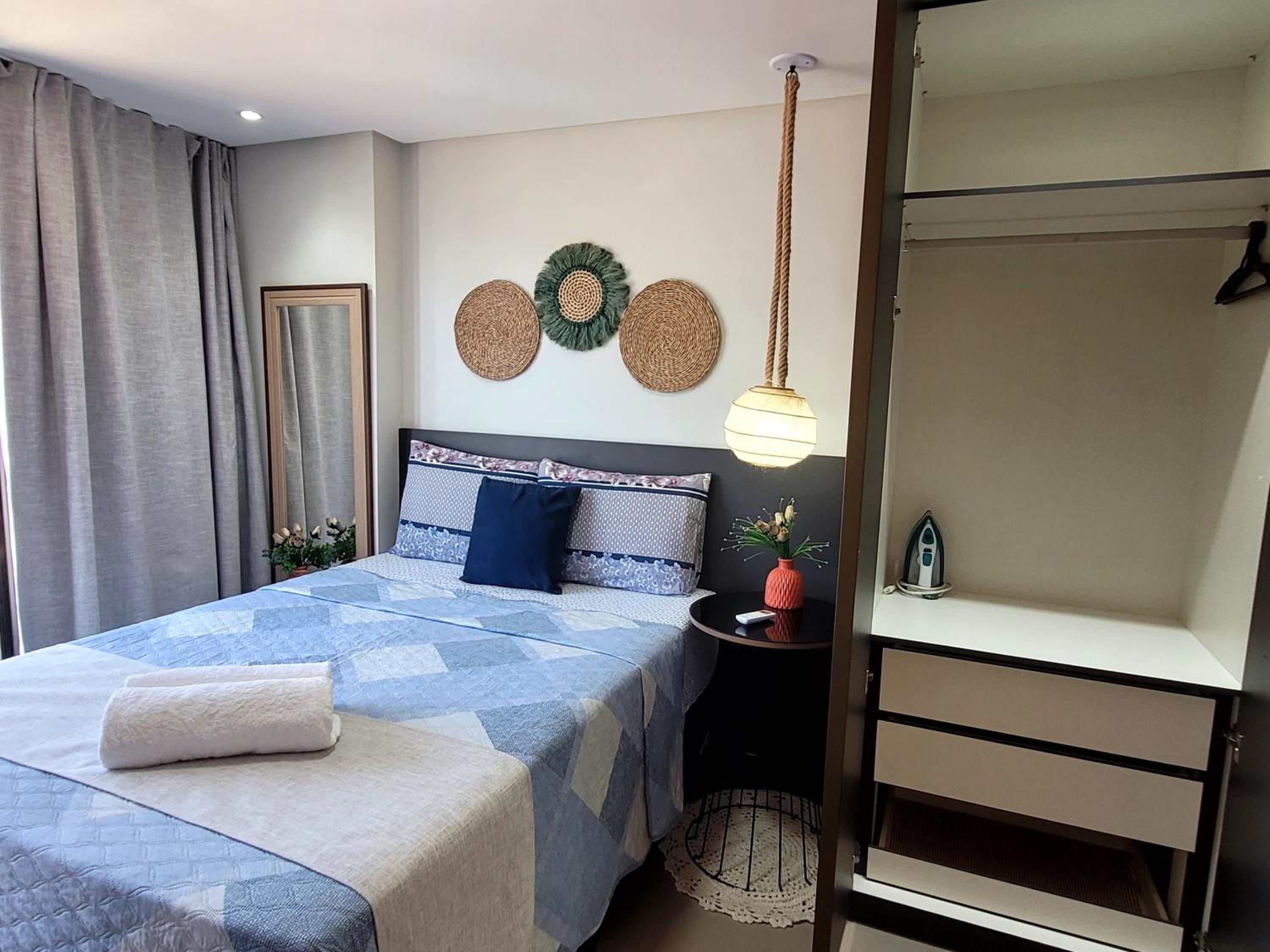 Flat com dois quartos na praia do Cabo Branco - climatizado e completo