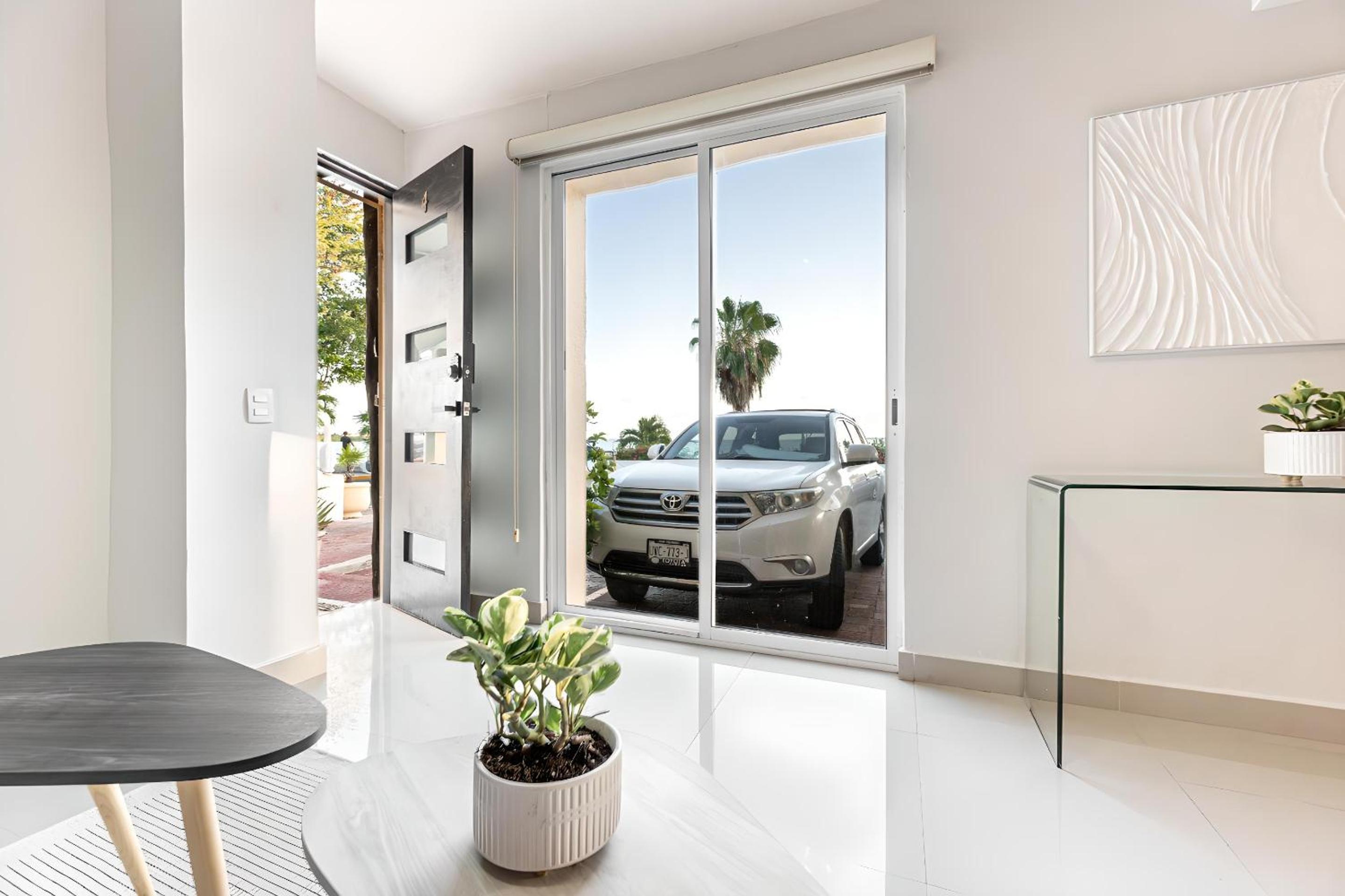 Lagoonfront Apartment in Hotel Zone