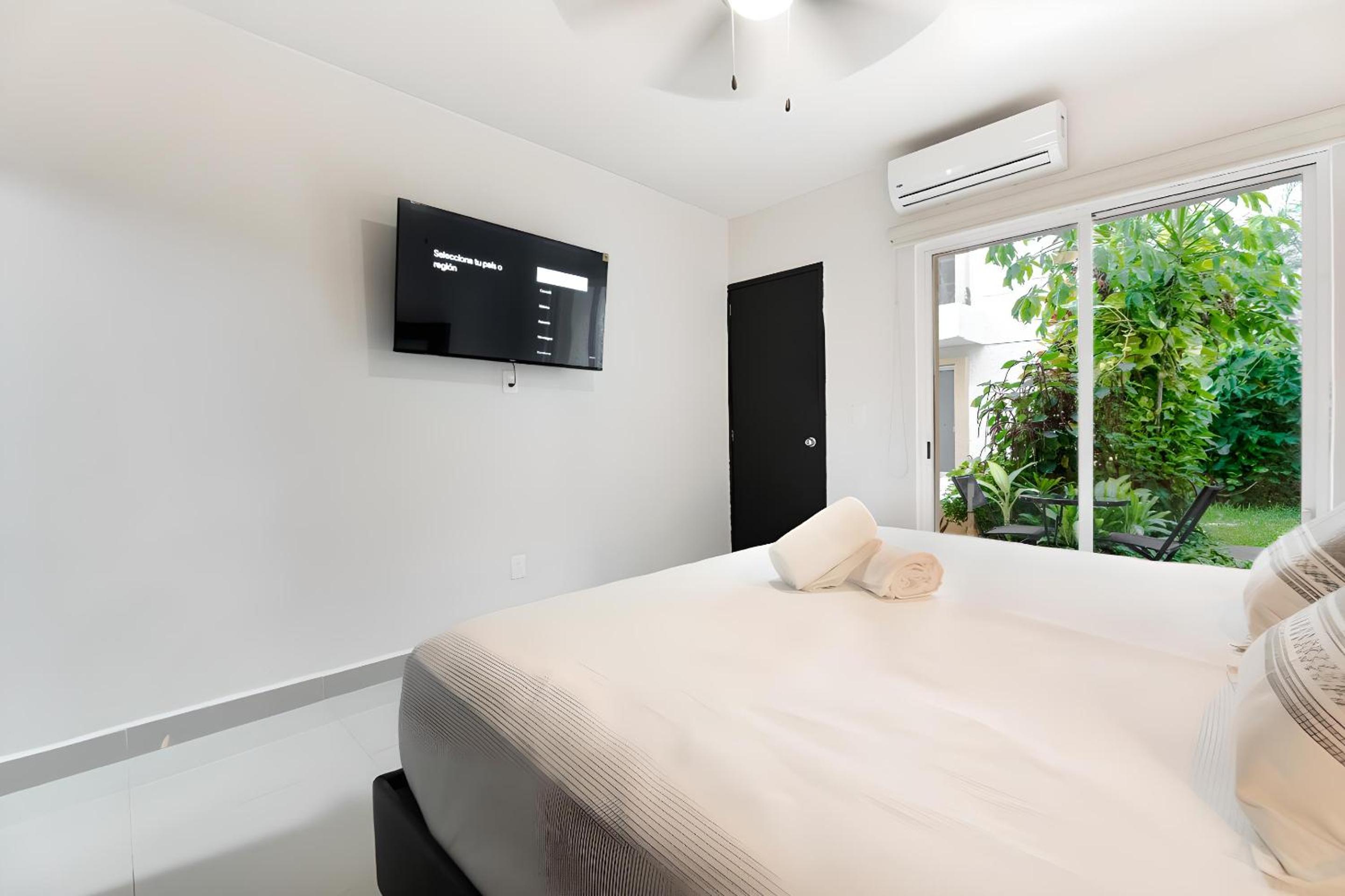 Lagoonfront Apartment in Hotel Zone