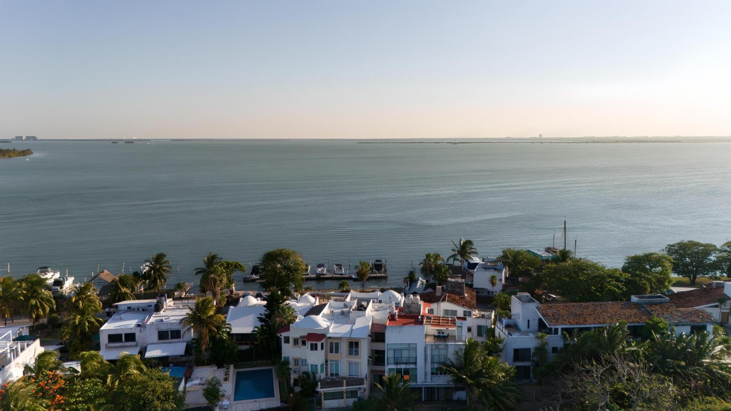 Lagoonfront Apartment in Hotel Zone